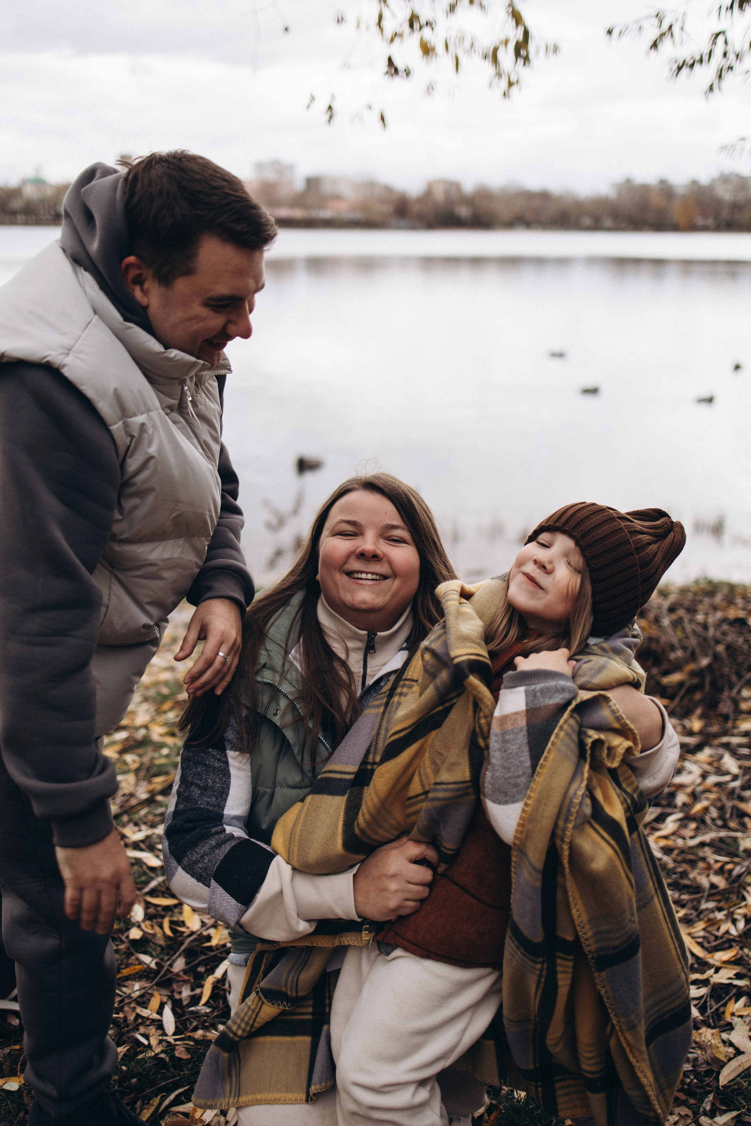 Осенняя прогулка в парке. Женя, Таня, Лера и Сэм. Семейный и детский фотограф в Москве Маргарита Сереброва