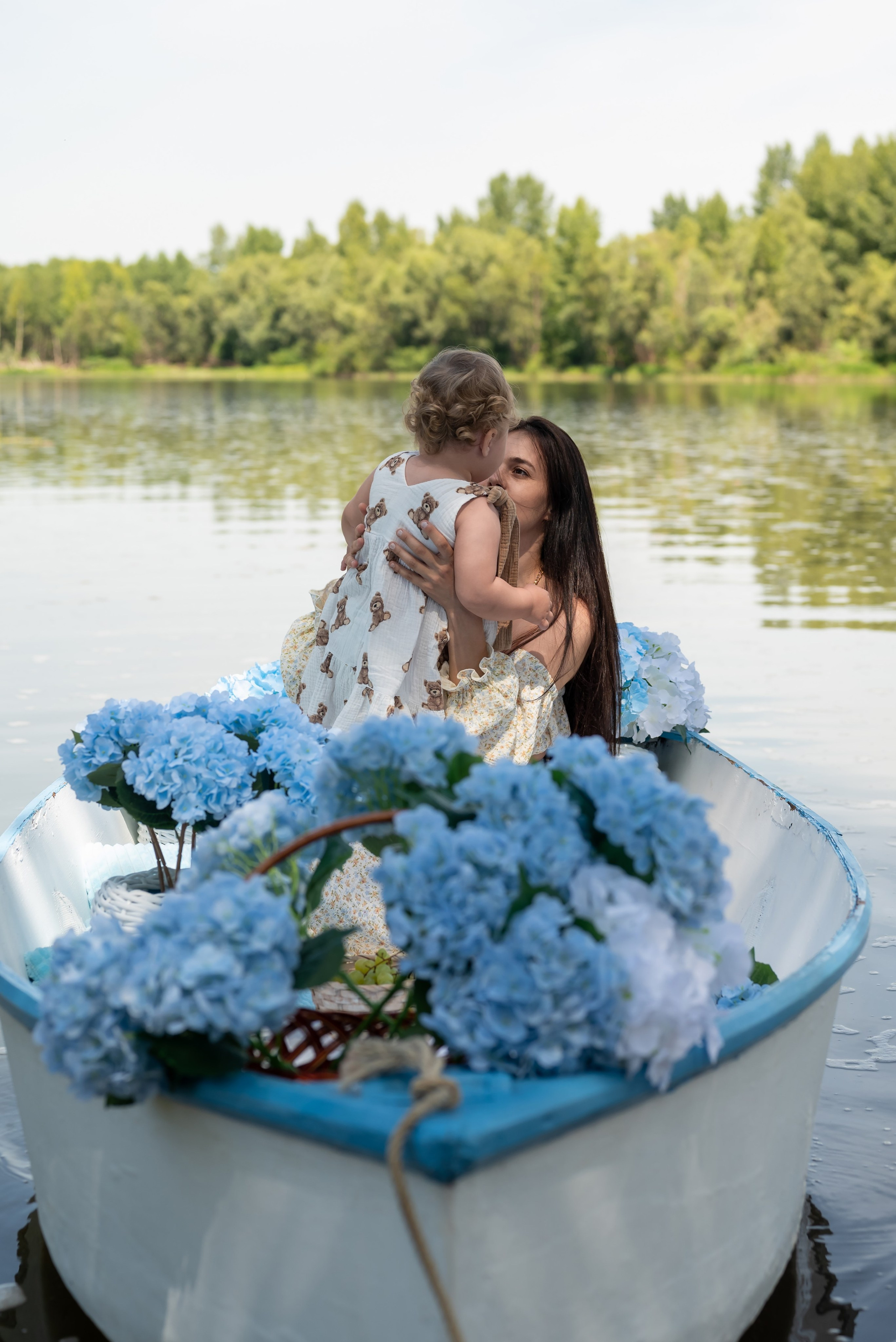 Фотопроект на лодке с голубыми гортензиями. Фотограф в городе Салават