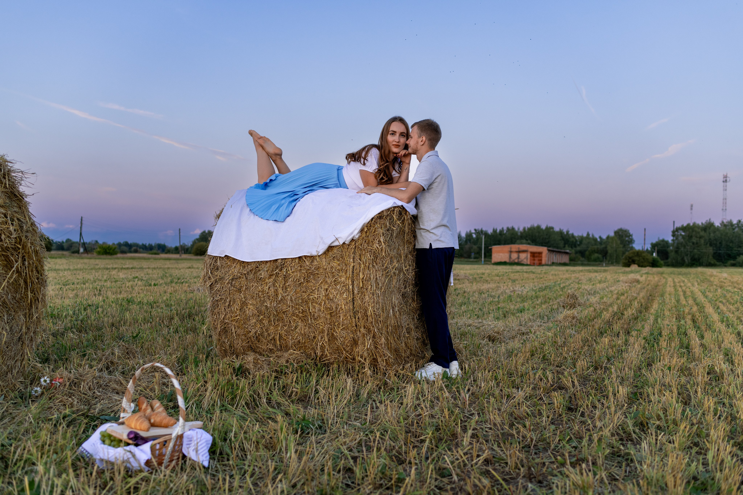 Алена + Алексей в поле с тюками. Фотограф в Москве/Зарайске Шахова Марина