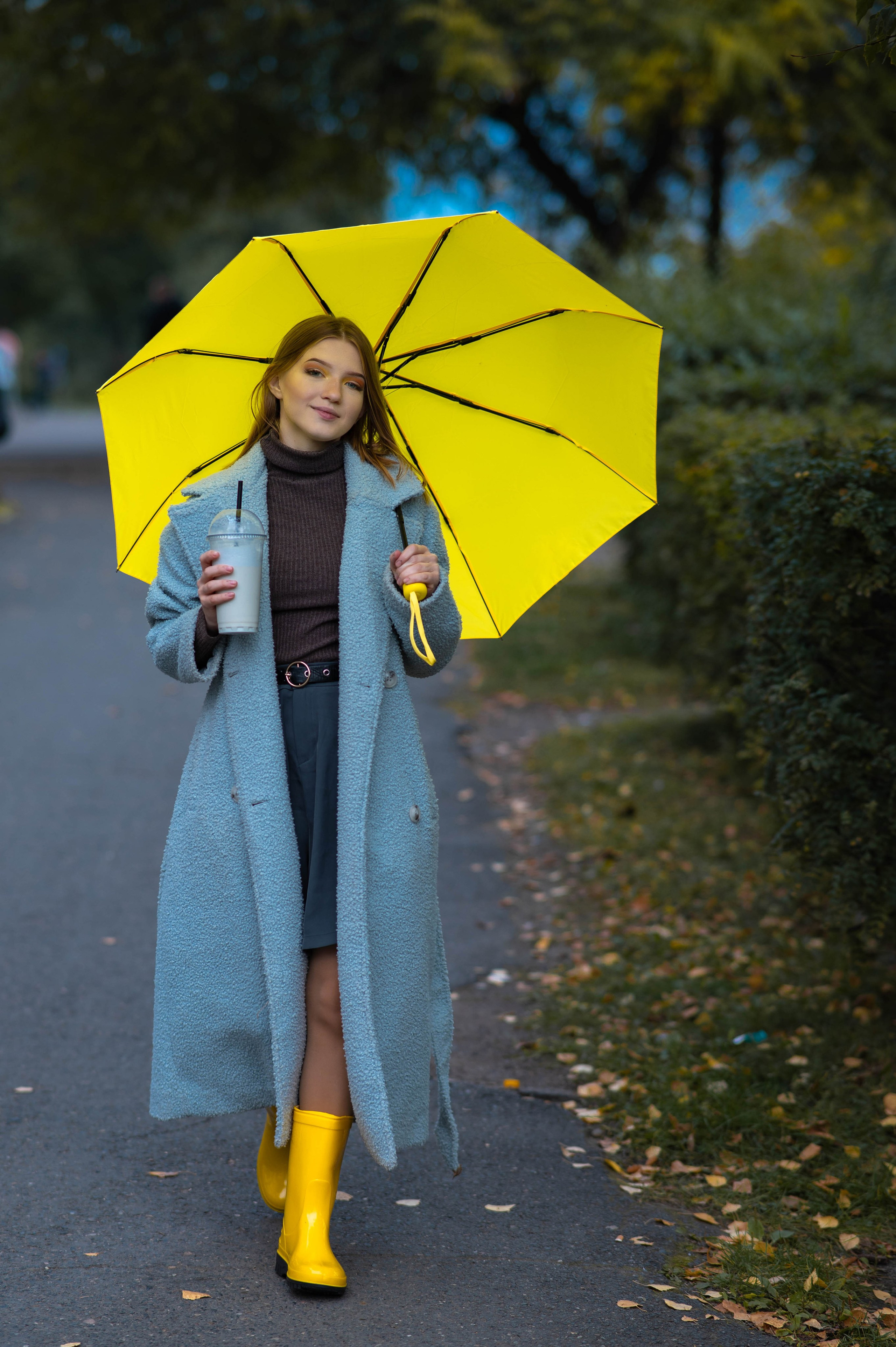 Осенняя индивидуальная съемка на фоне пожелтевших деревьев. Семейный и свадебный фотограф в Абакане Юлия Су