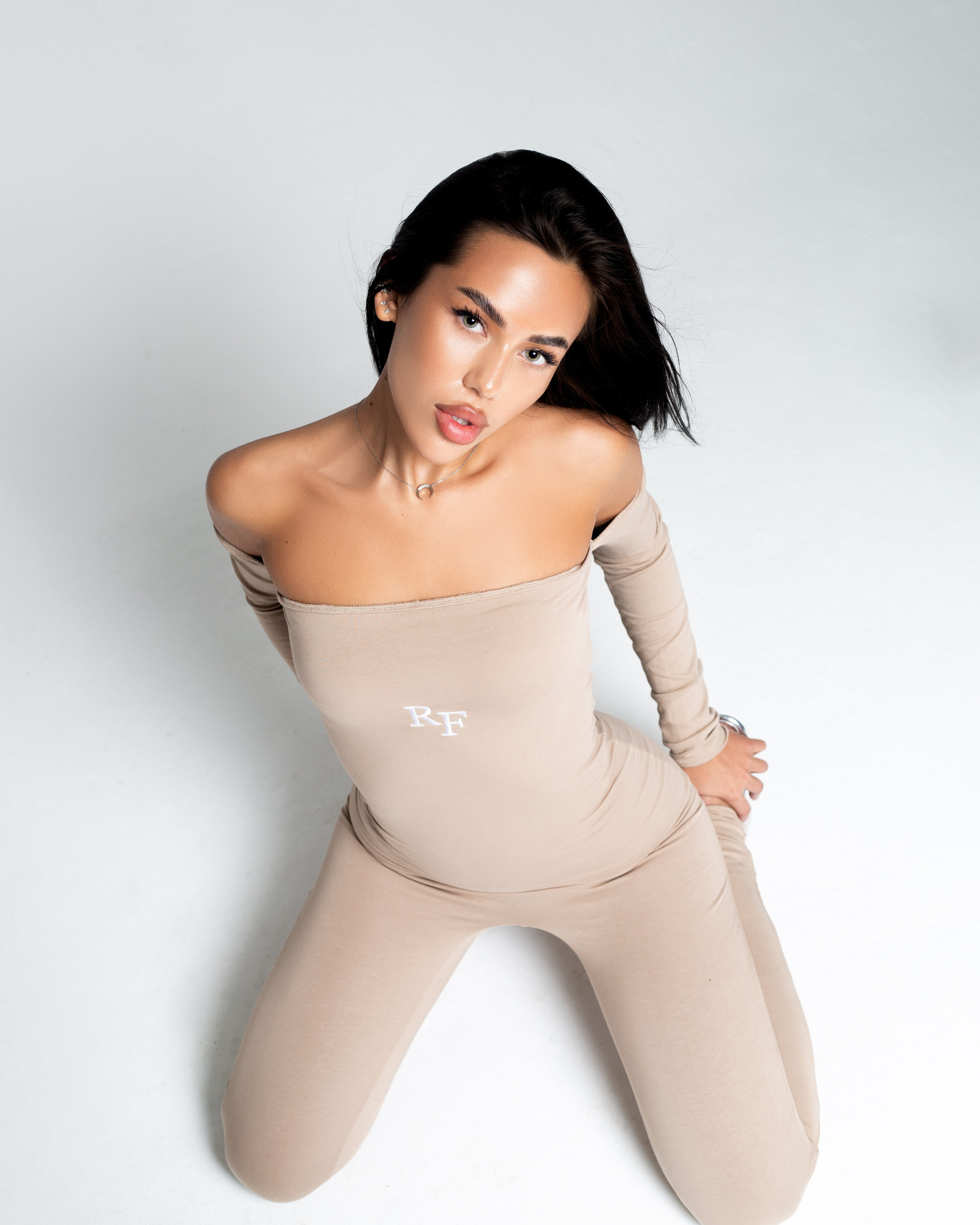 КАТАЛОГ | серый фон. RUNA production — стильные съемки для брендов