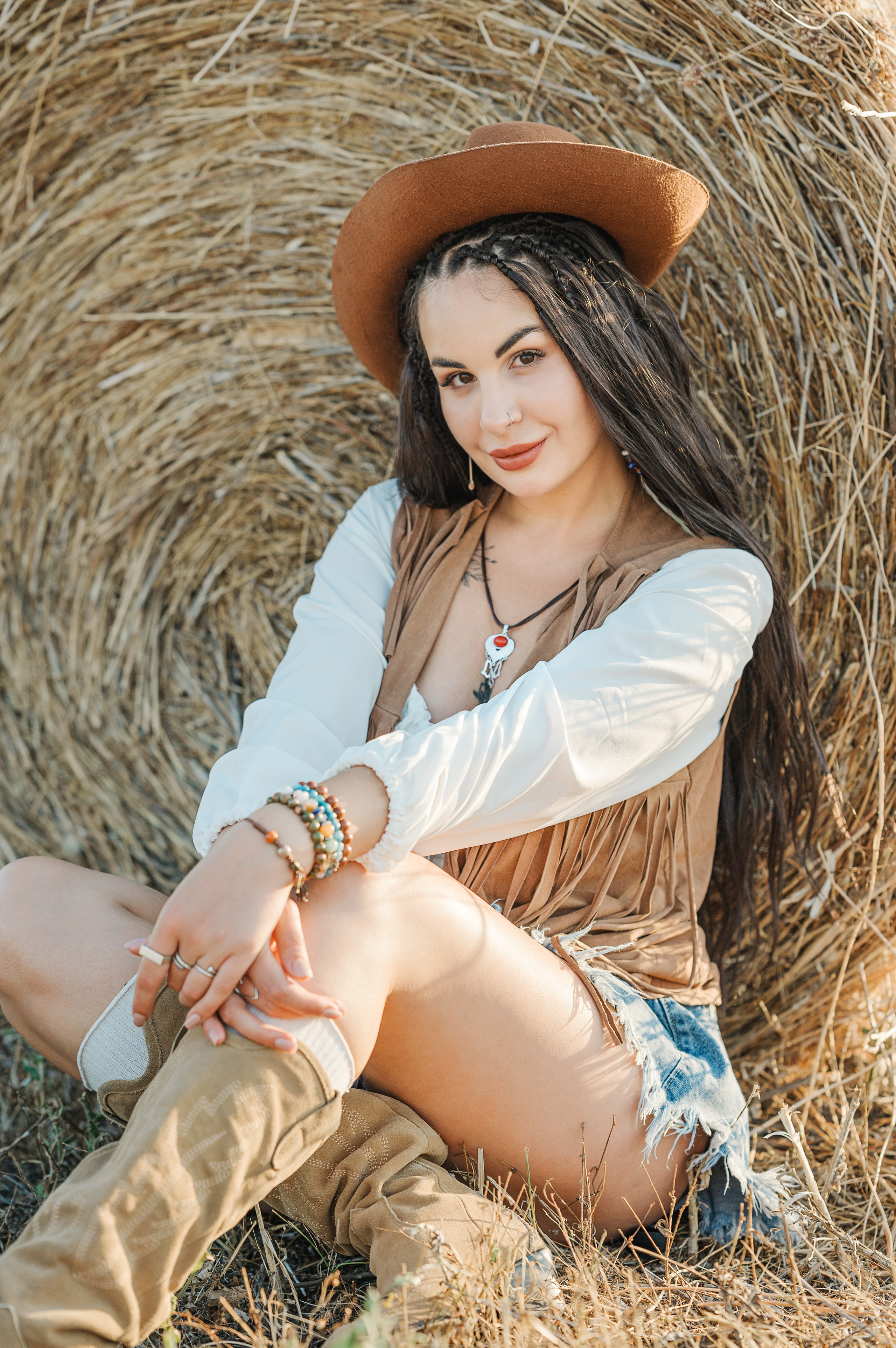 Фотосессия в стиле кантри на закате в стогах сена. Идеи для фотосессии в Крыму. Фотограф в Симферополе и по Крыму Ольга Топоривская. Лучшие места для фотосессий в Крыму.