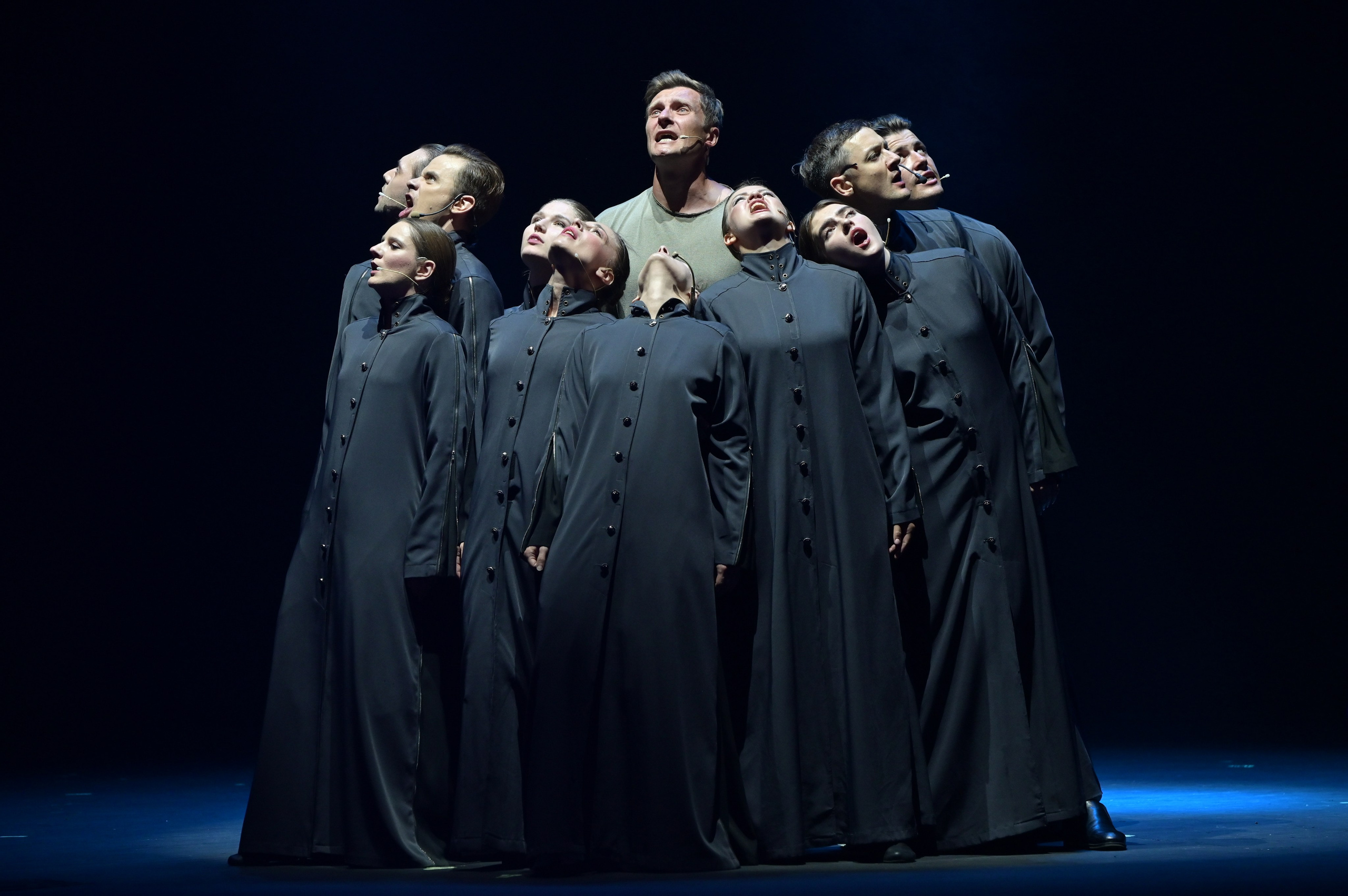 театр , актер , спектакль , мужчины актеры , премьера спектакля , фото с премьеры спектакля , фотографирование спектакля , съемка спектакля , репортажная съемка , танец , пластика динамика , мимика ,эстетика , выражения, эмоции 