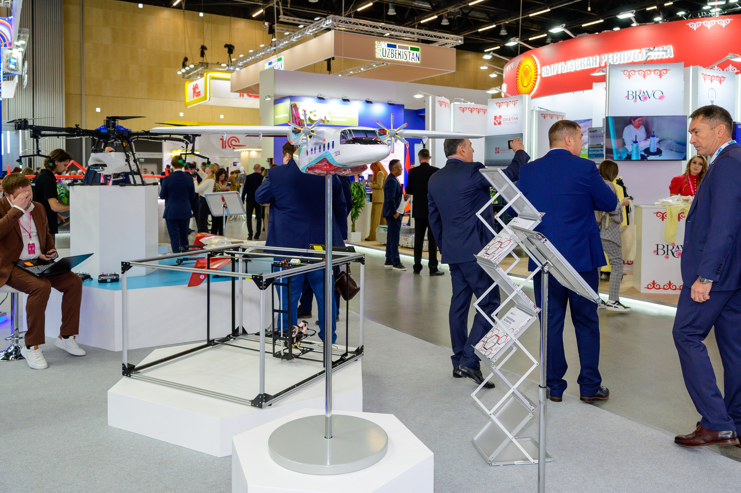 «ИННОПРОМ. Беларусь» — это международная промышленная выставка, объединяющая представителей различных отраслей промышленности, инновационных компаний, инвесторов и государственных структур. Это уникальная платформа для обмена опытом, внедрения новых идей и технологий, что способствует повышению актуальности отрасли и развитию сотрудничества между странами.#БольшаяпромышленнаянеделявМинске @belexpo_by@ph.andrey_puhach #bigindustrialweek #bigindustrialwee