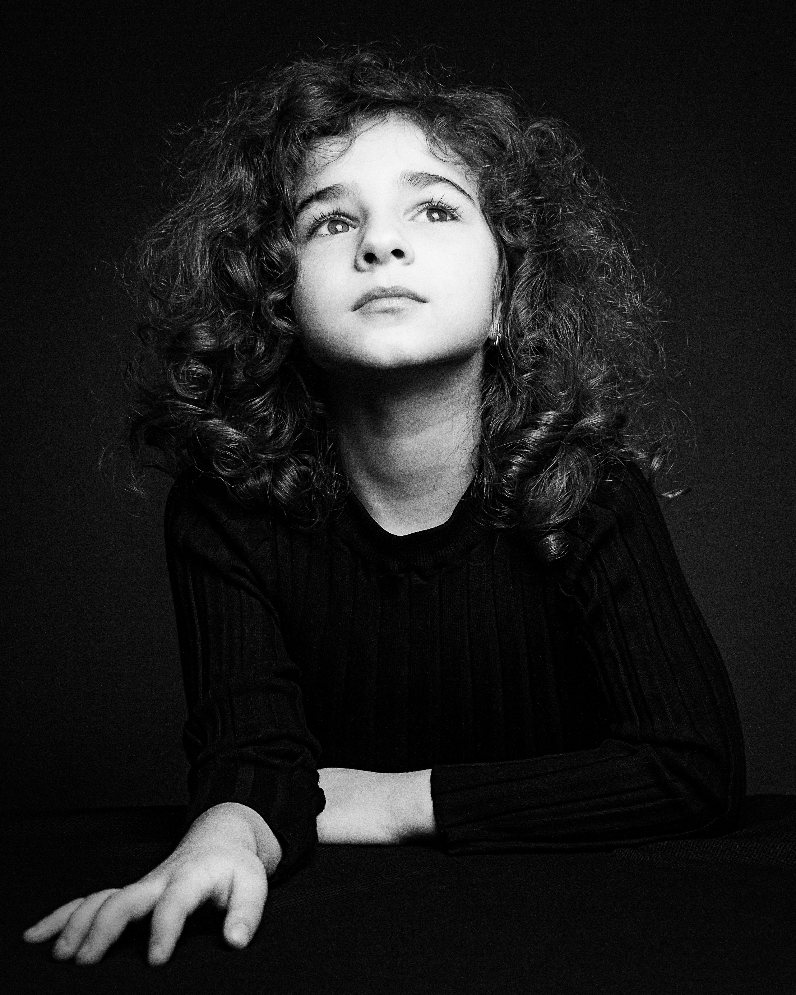 Чёрно-белый портрет девочки в студии