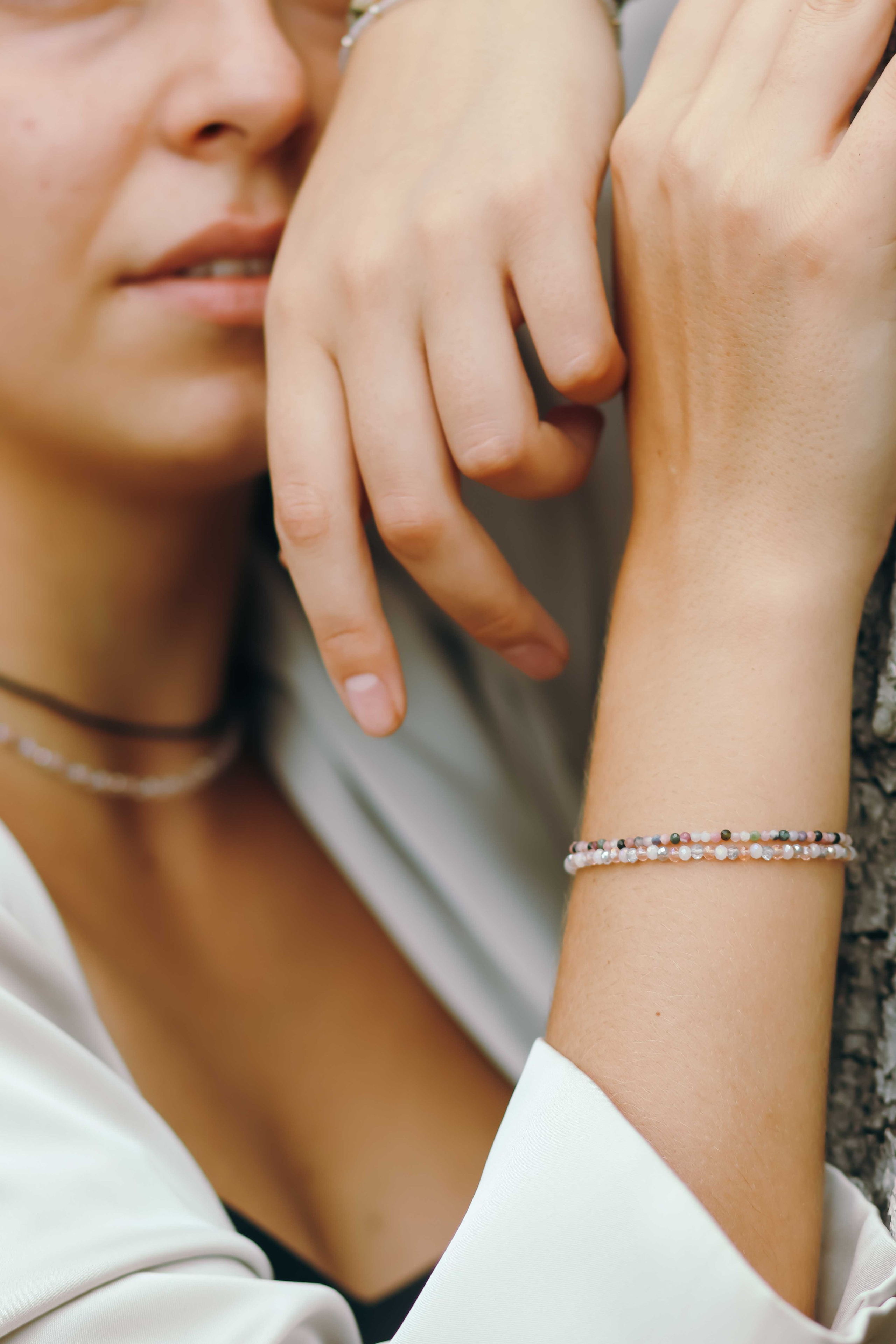 Коллекция украшения из натуральных камней. Фотограф на Шри-Ланке