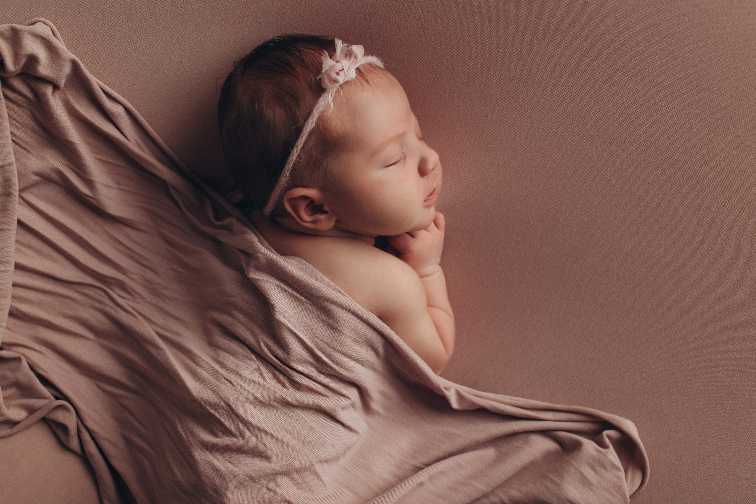 Newborn (фотосессия новорожденных). Фотостудия для новорожденных и малышей в Твери — На ручки