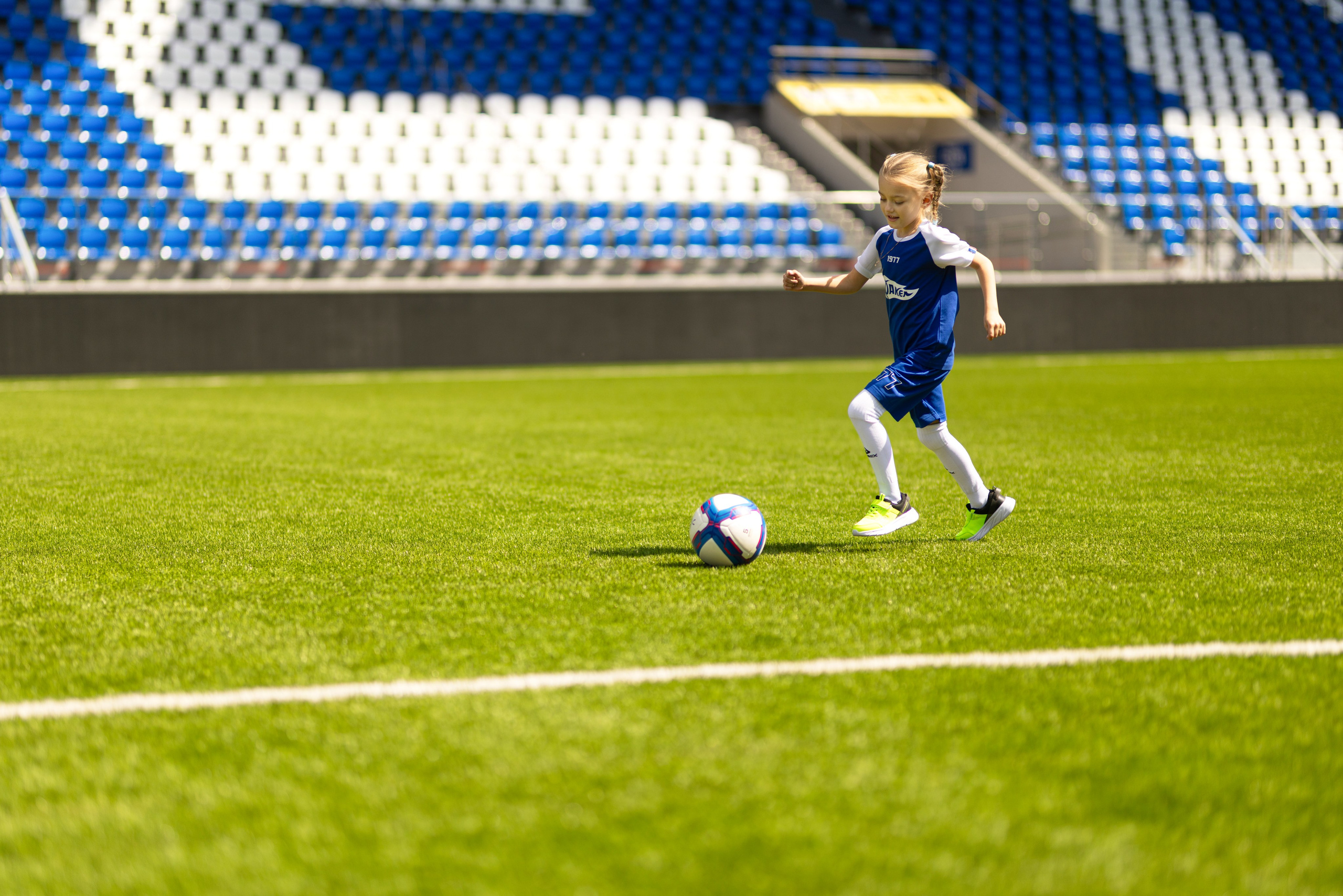 Детский портрет с Алисой на футбольном стадионе. Дмитрий Шульгин, портретный фотограф в Воронеже