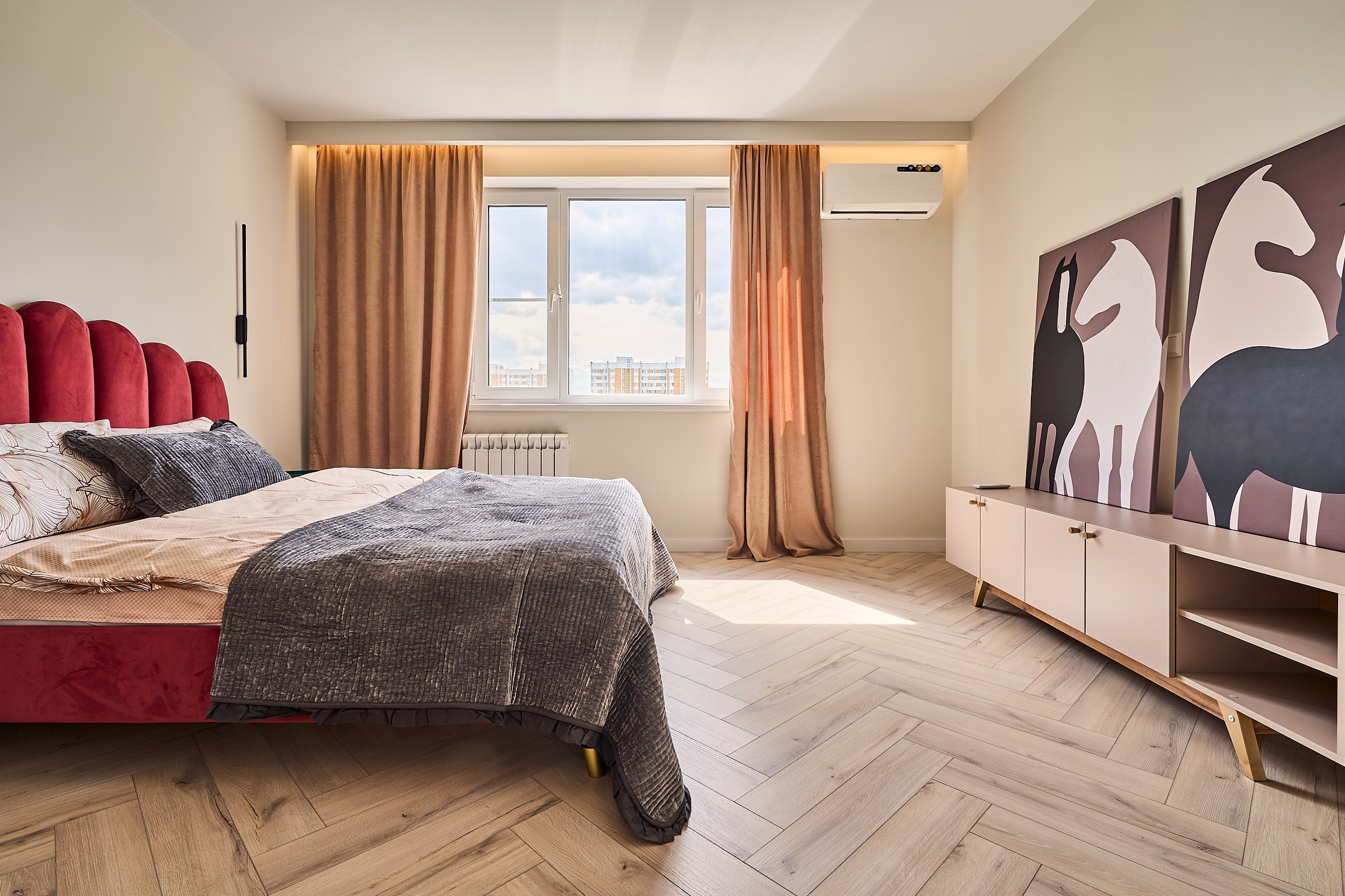 Интерьерная съемка двухкомнатной квартиры на Северо-Западе столицы, общий план, фронтальный ракурс спальни с кроватью, тумбой и интерьерной живописью