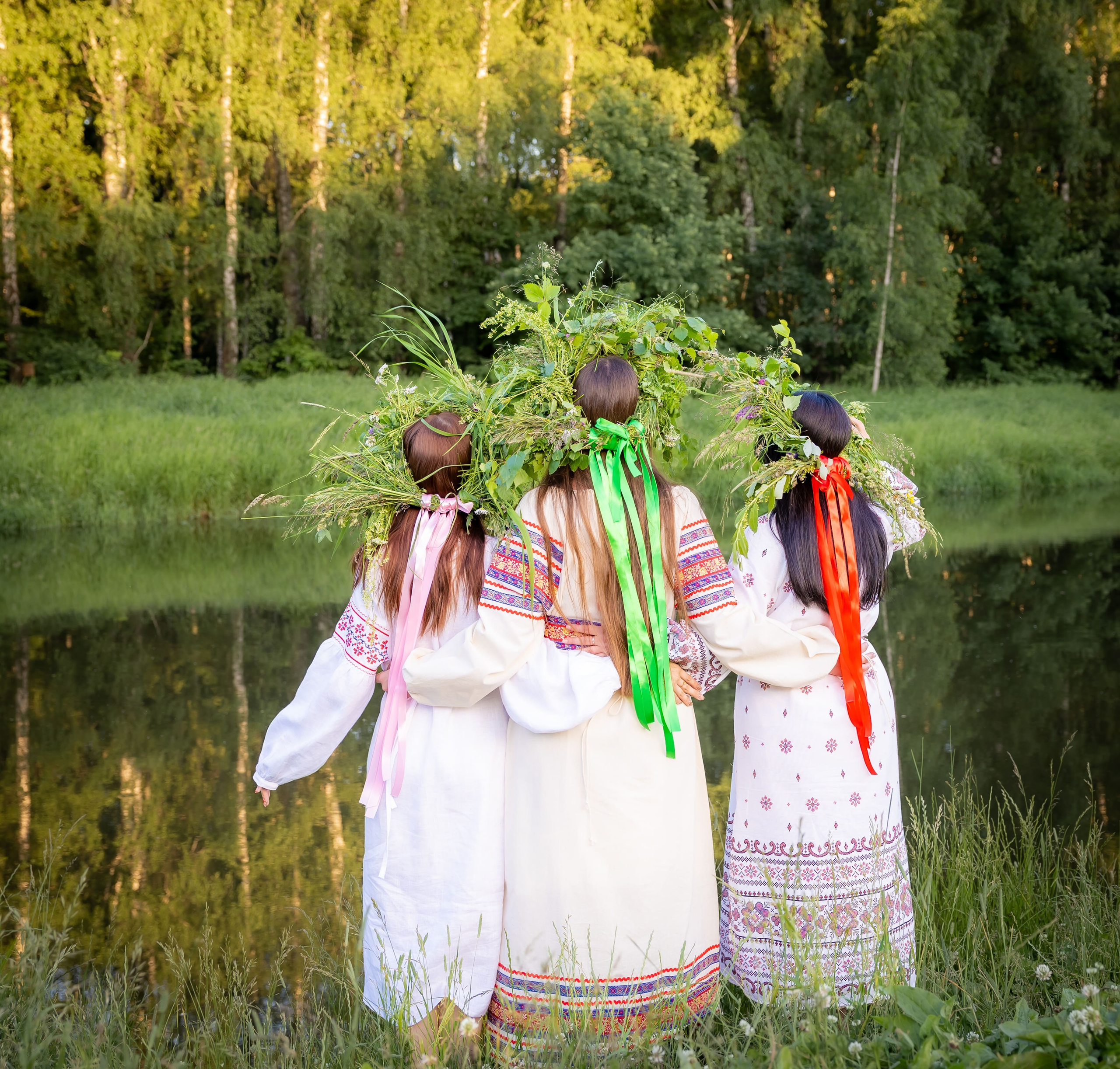 Участницы фотопроекта «Иван Купала» у берега озера