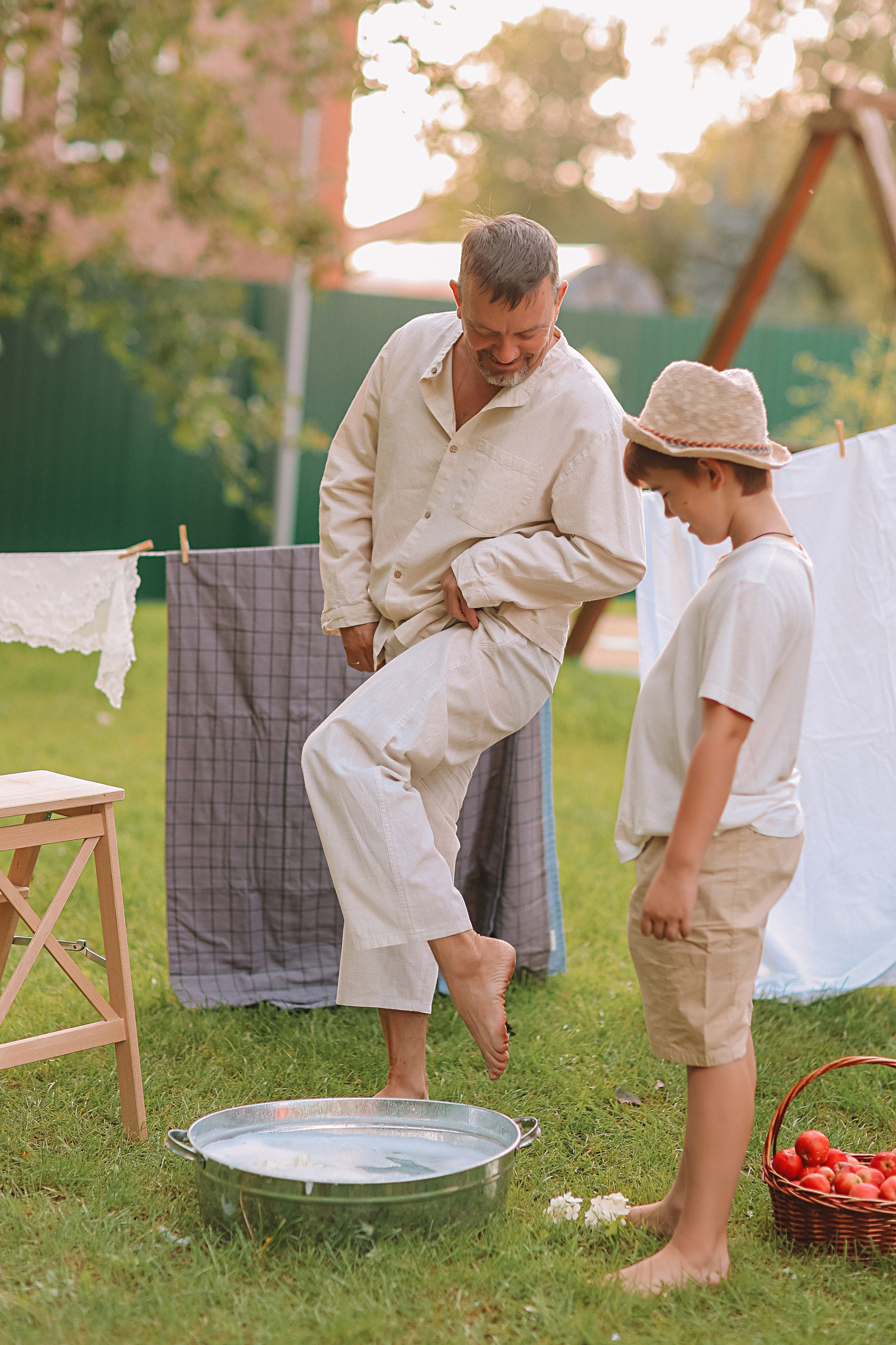 Стирка у дома. Семейный фотограф Тюмень, фотограф на роды Салмина Мария