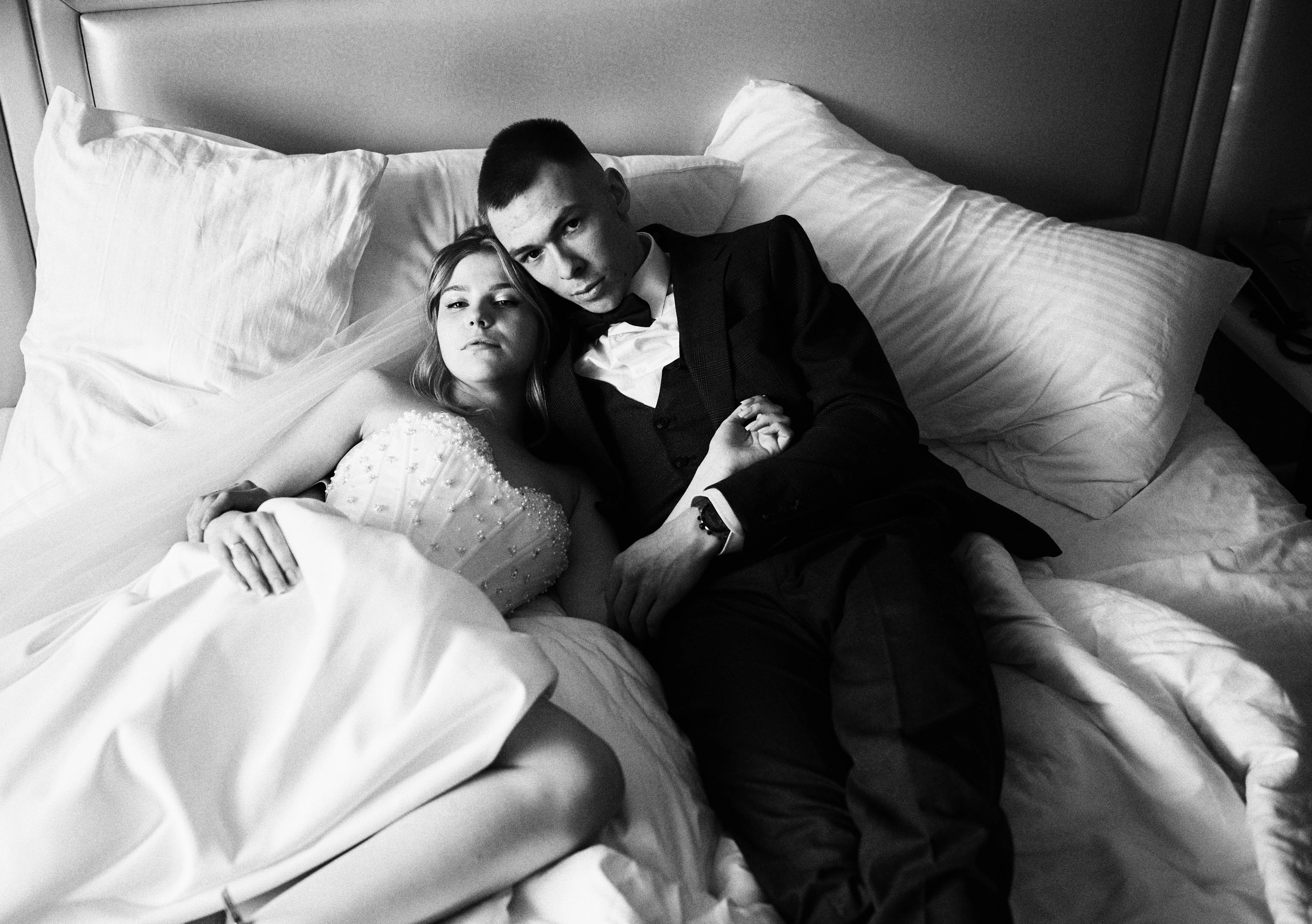 Жених и невеста лежат на кровати