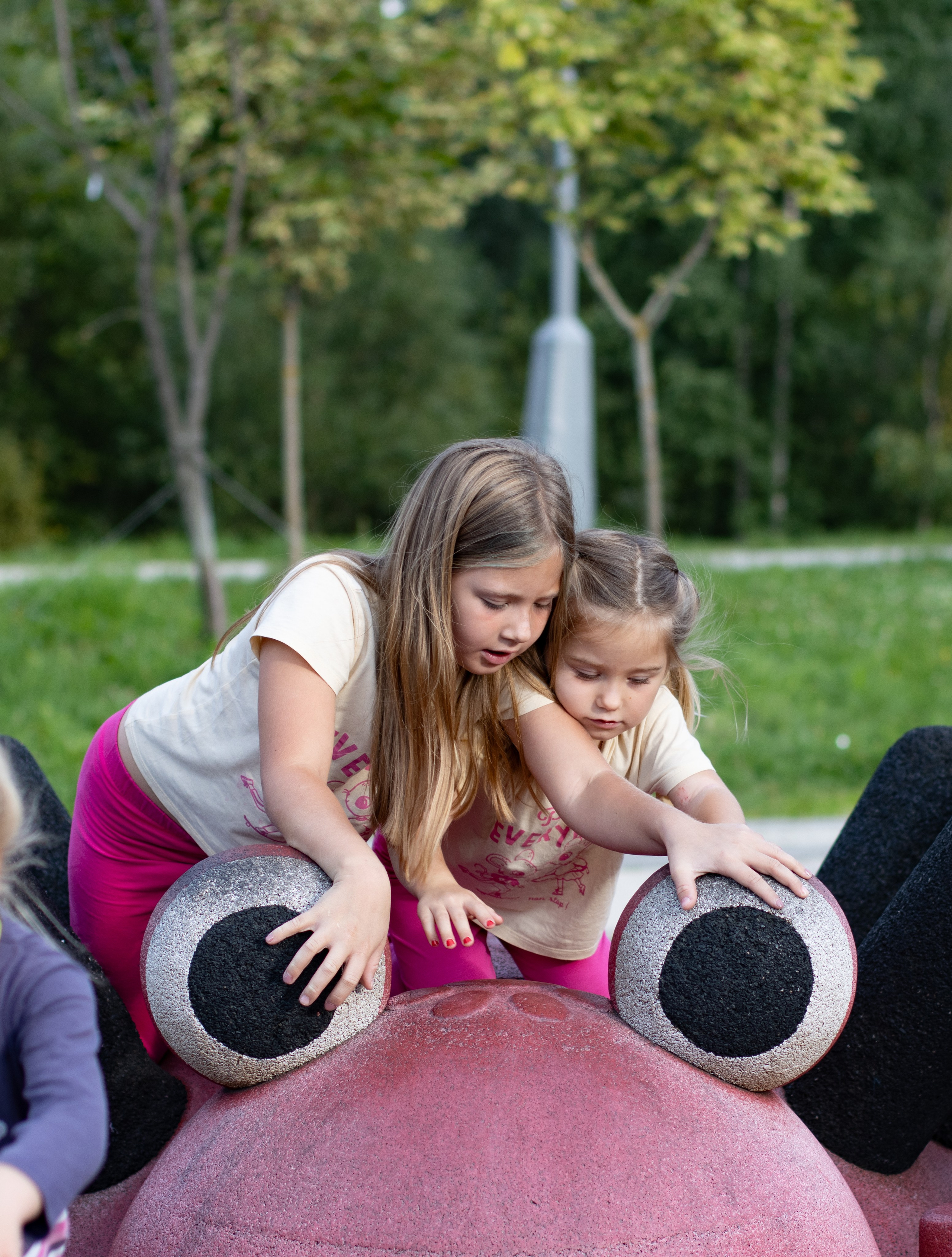 Две сестрички в парке. Главная