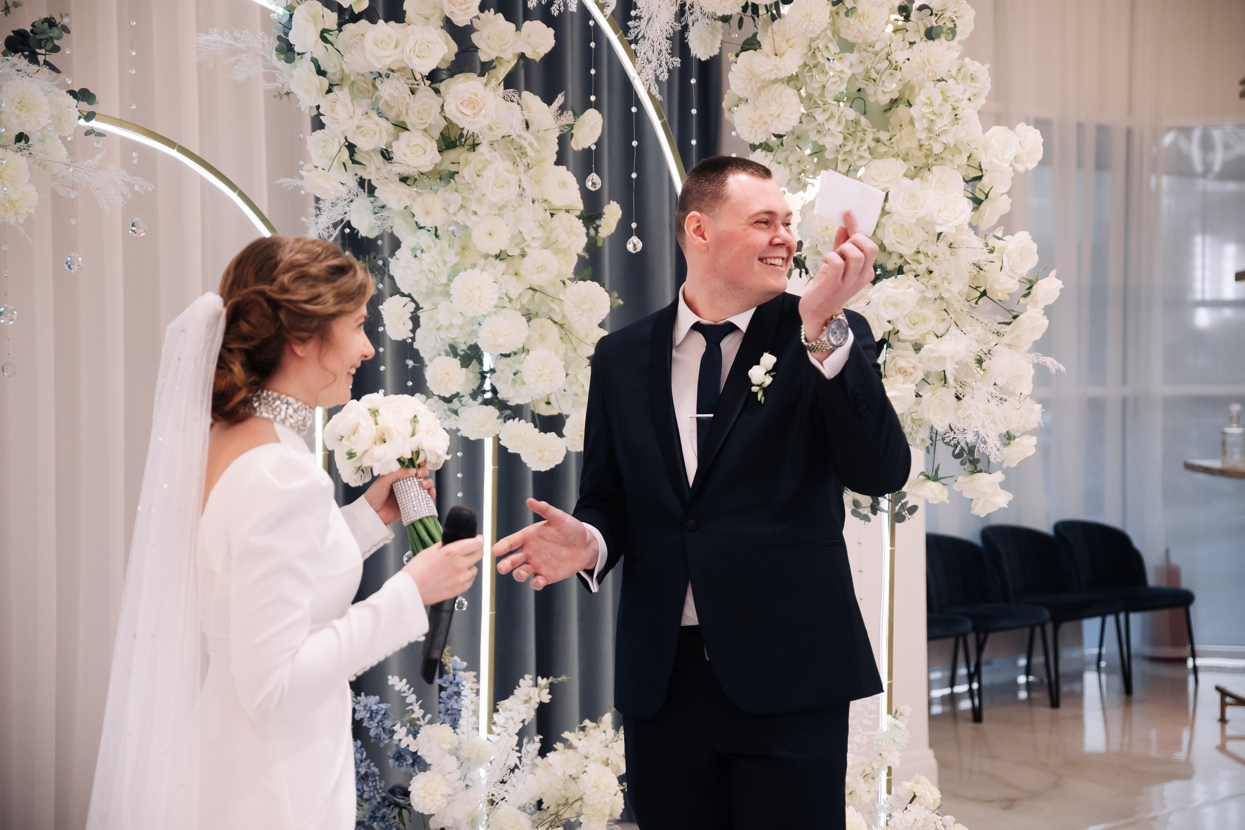 жених смущается на свадьбе