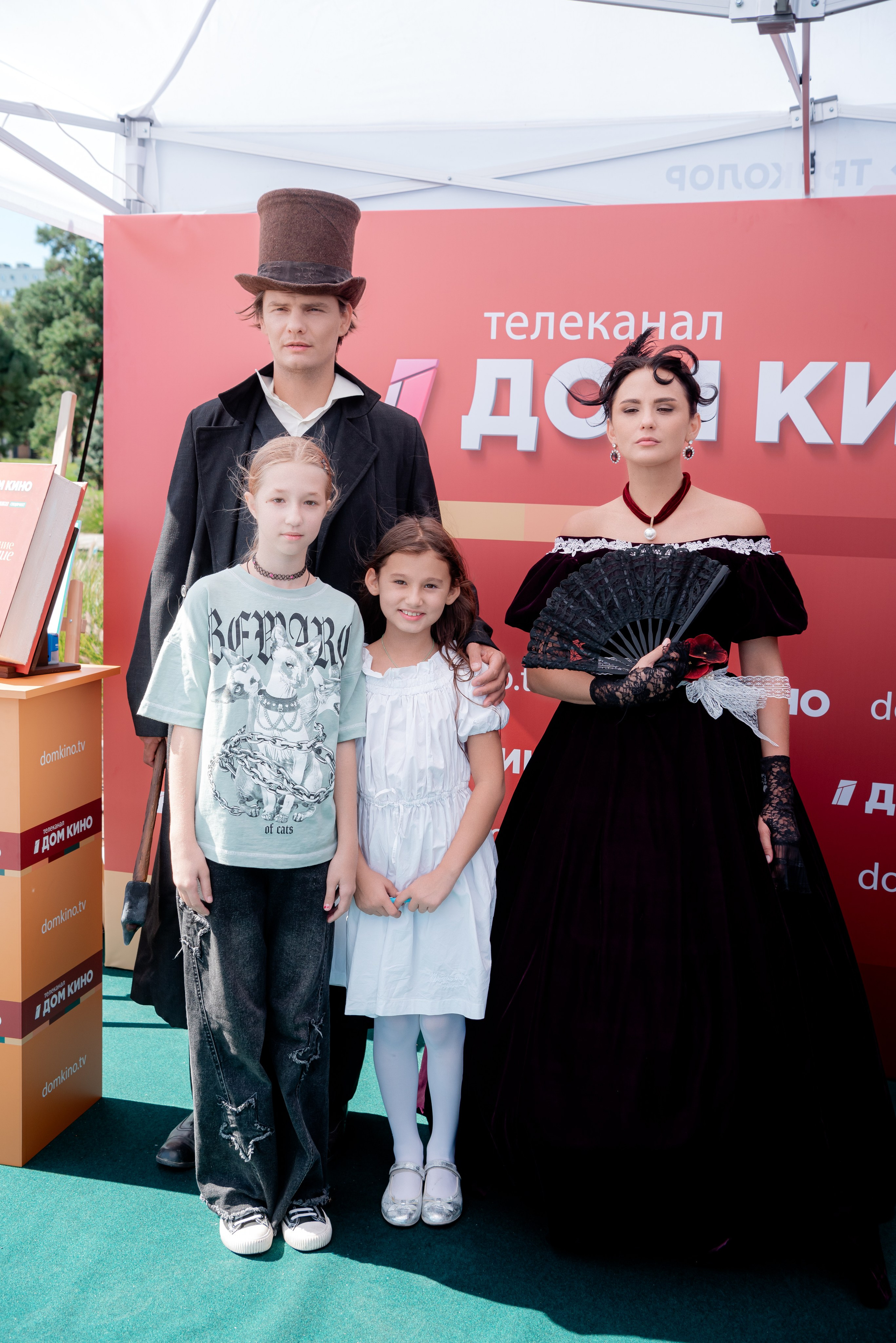 Портретные фото с артистами в палатке Триколор Дом Кинов на день города Волгоград. Фотограф в Волгограде и Волжском Александр Горбань