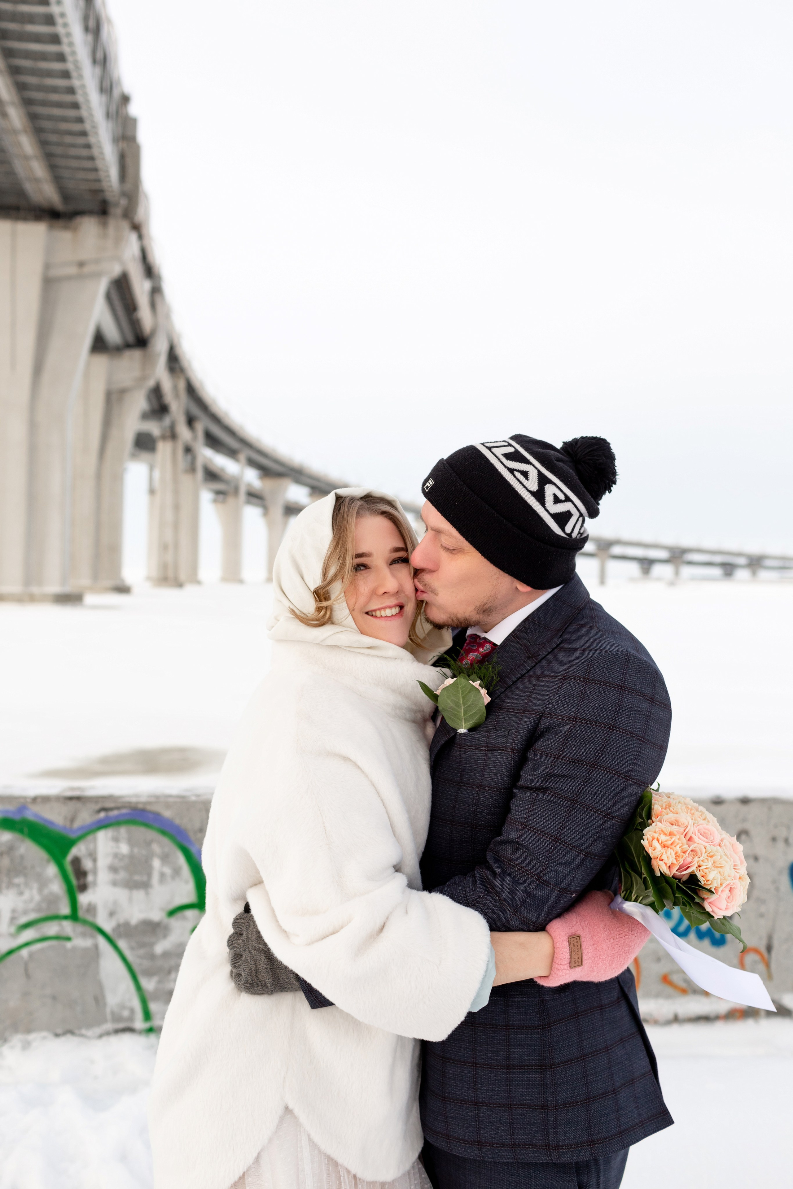 Зимняя фотопрогулка молодожёнов в снежных локациях Санкт-Петербурга