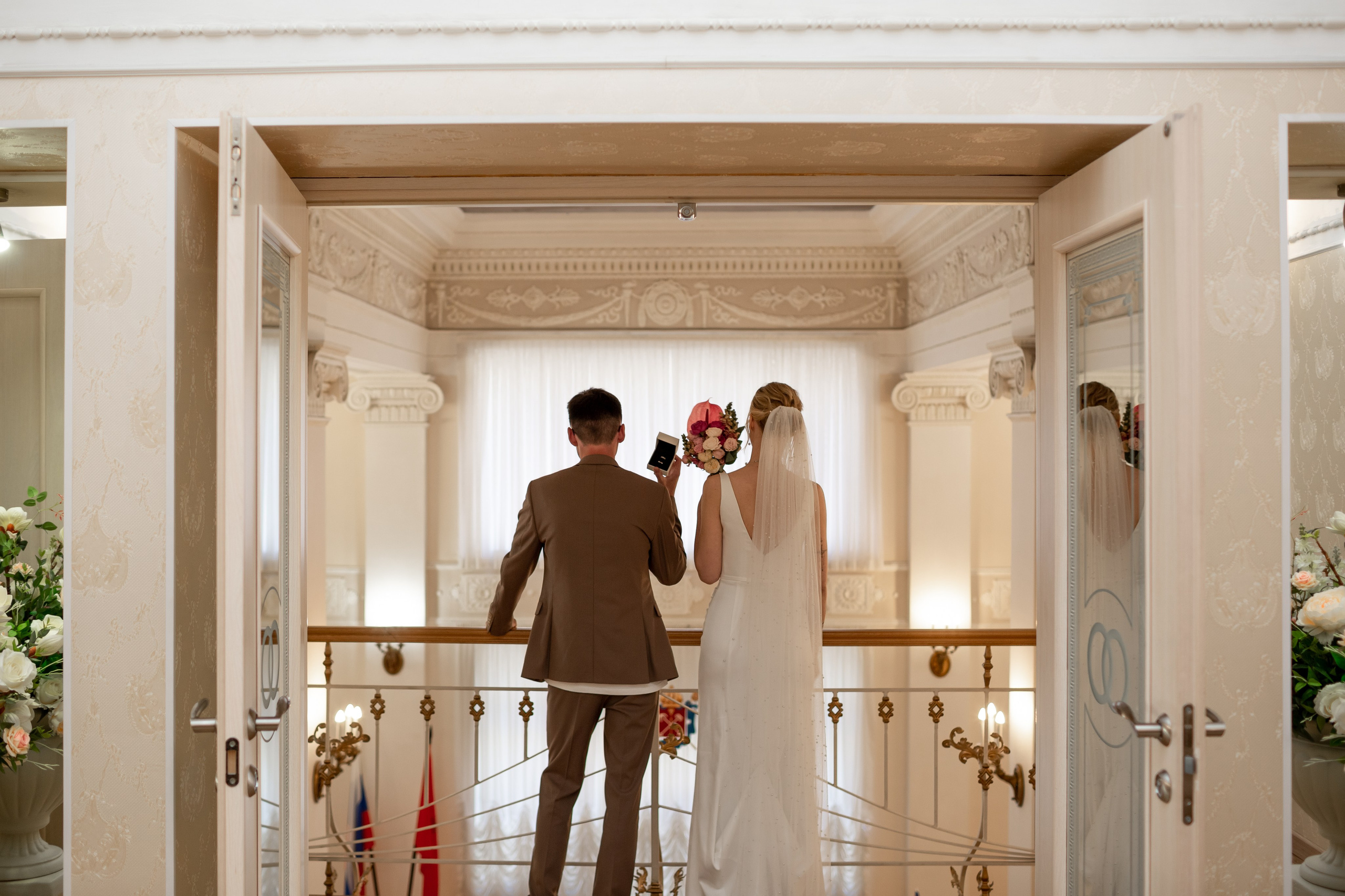 Свадебная фотосессия во дворцах Петербурга. Свадебный фотограф Кирилл Белый