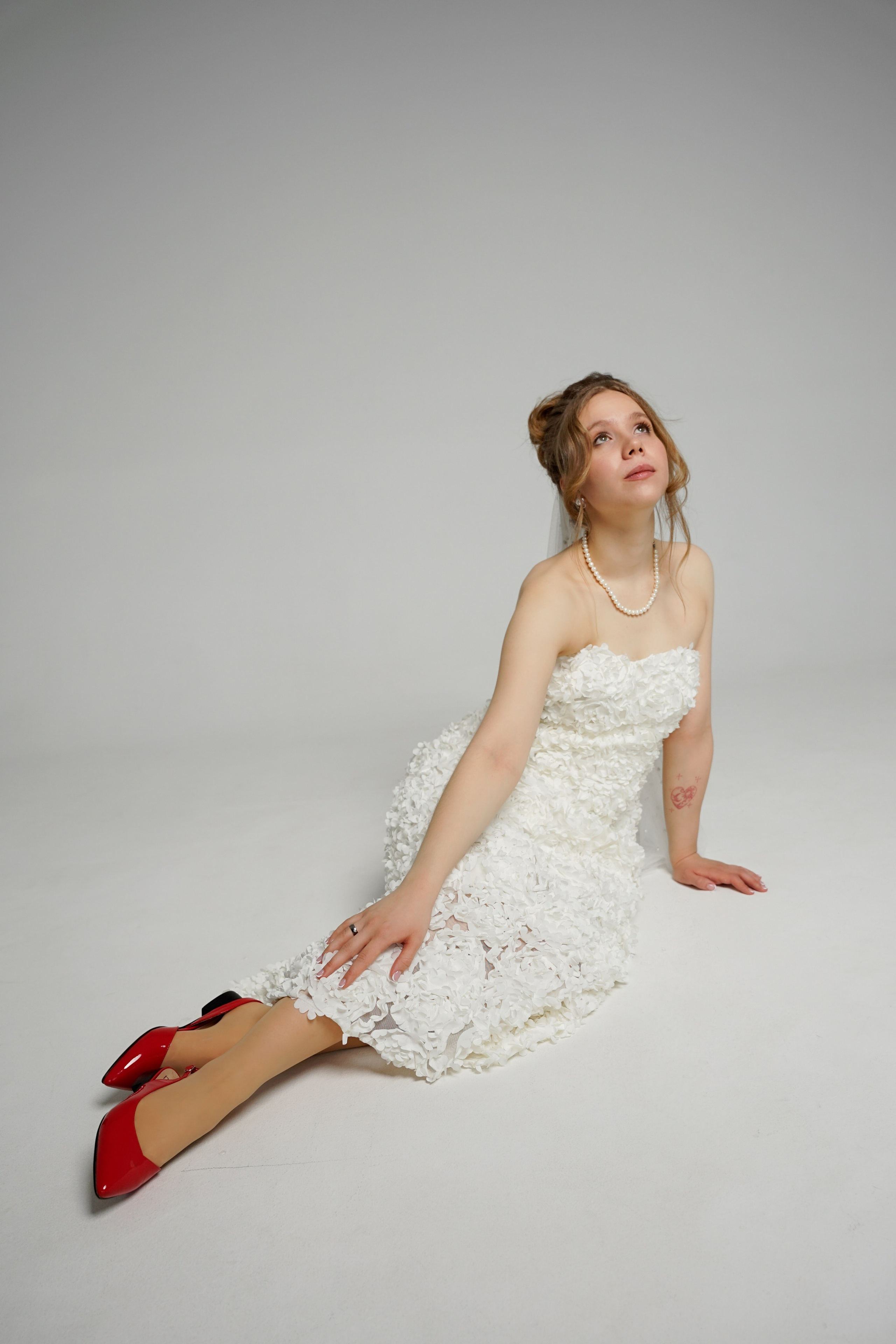 Фотосессия в необычном образе для жениха и невесты