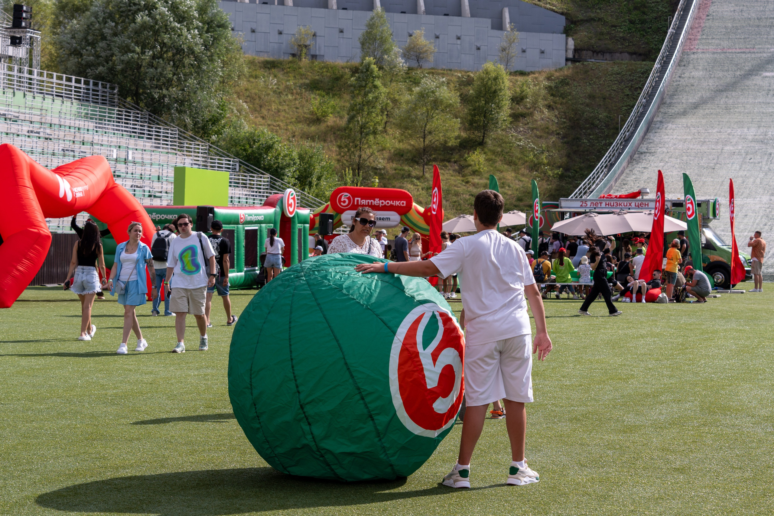 Фотоотчет партнеской интеграции для сети «Пятерочка» на фестивале «Grounded». Репортажный фотограф в Красной Поляне и Сочи Павлюченко Екатерина