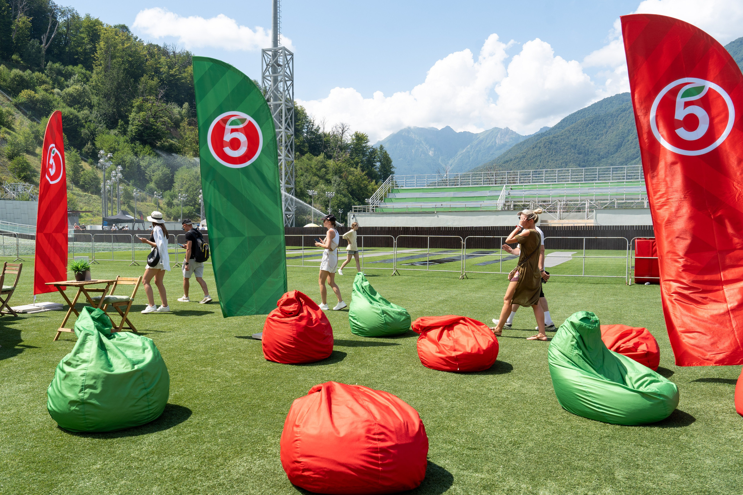 Фотоотчет партнеской интеграции для сети «Пятерочка» на фестивале «Grounded». Репортажный фотограф в Красной Поляне и Сочи Павлюченко Екатерина