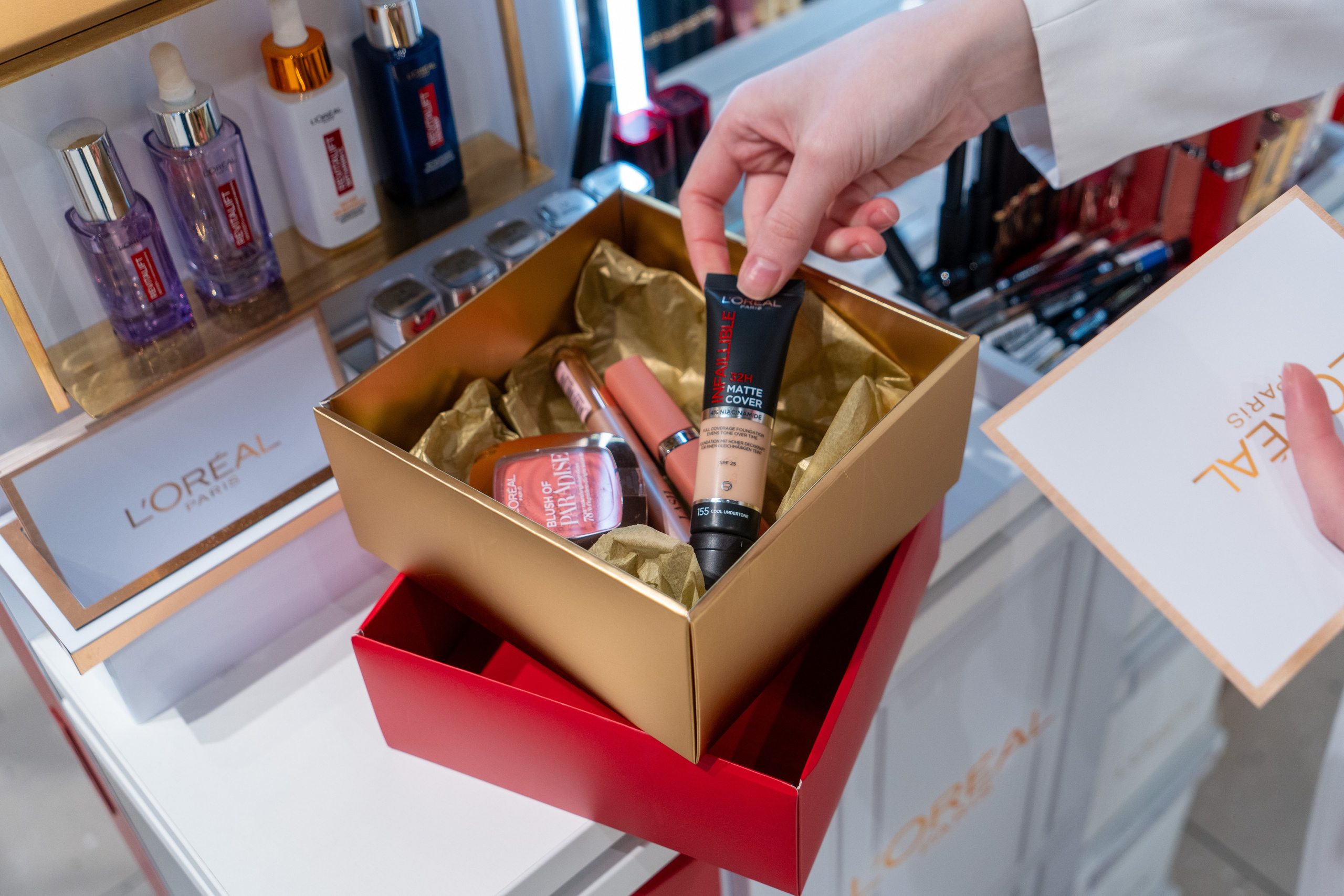 Отчет партнерской интеграции Loreal в магазинах Рив Гош. Репортажный фотограф в Красной Поляне и Сочи Павлюченко Екатерина