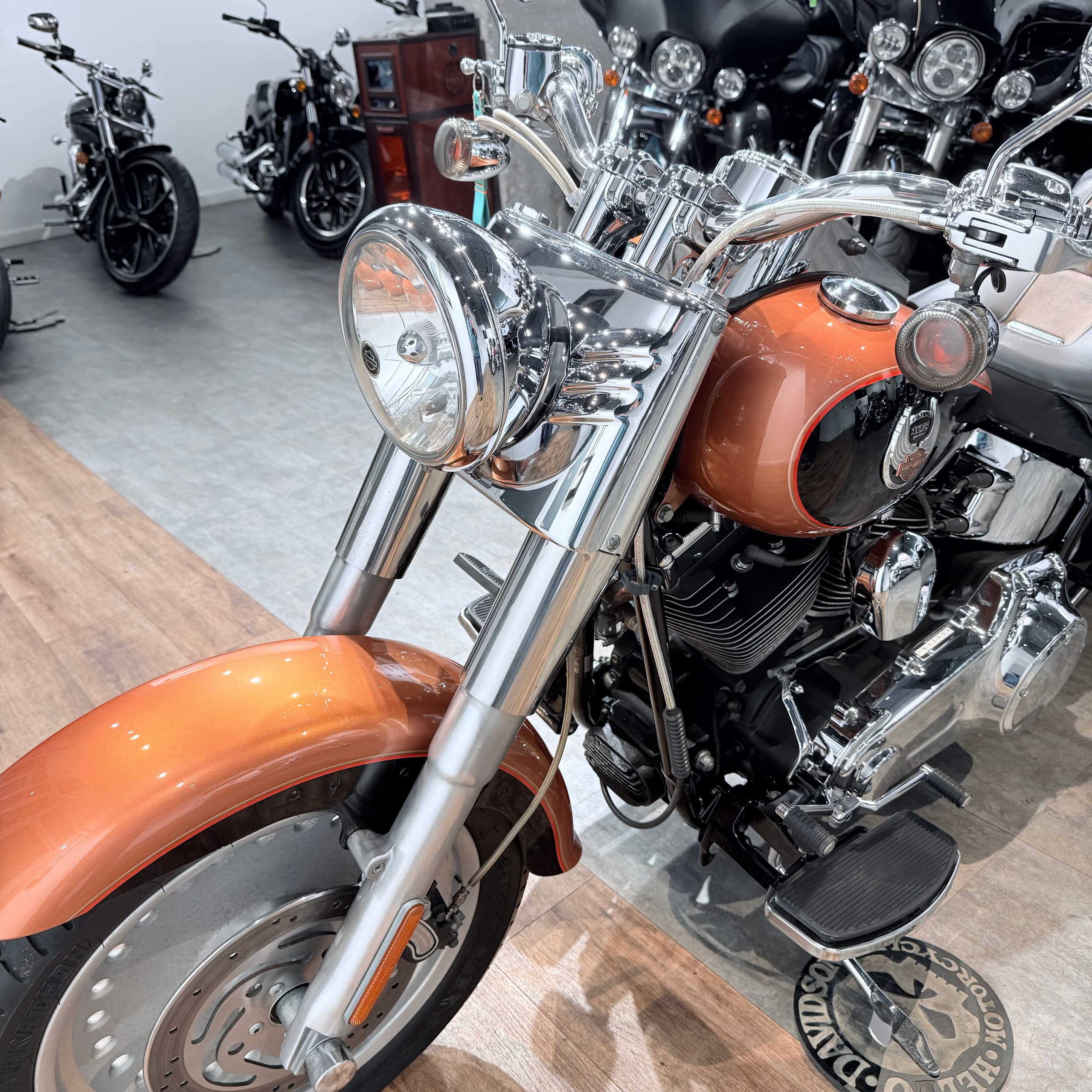 Купить Harley-Davidson 2008 Fat Boy 105 Yеаrs Аnnivеrsary (Softail/Dyna) — подробнее на сайте. Hello Davidson, Москва. Только хорошие мотоц