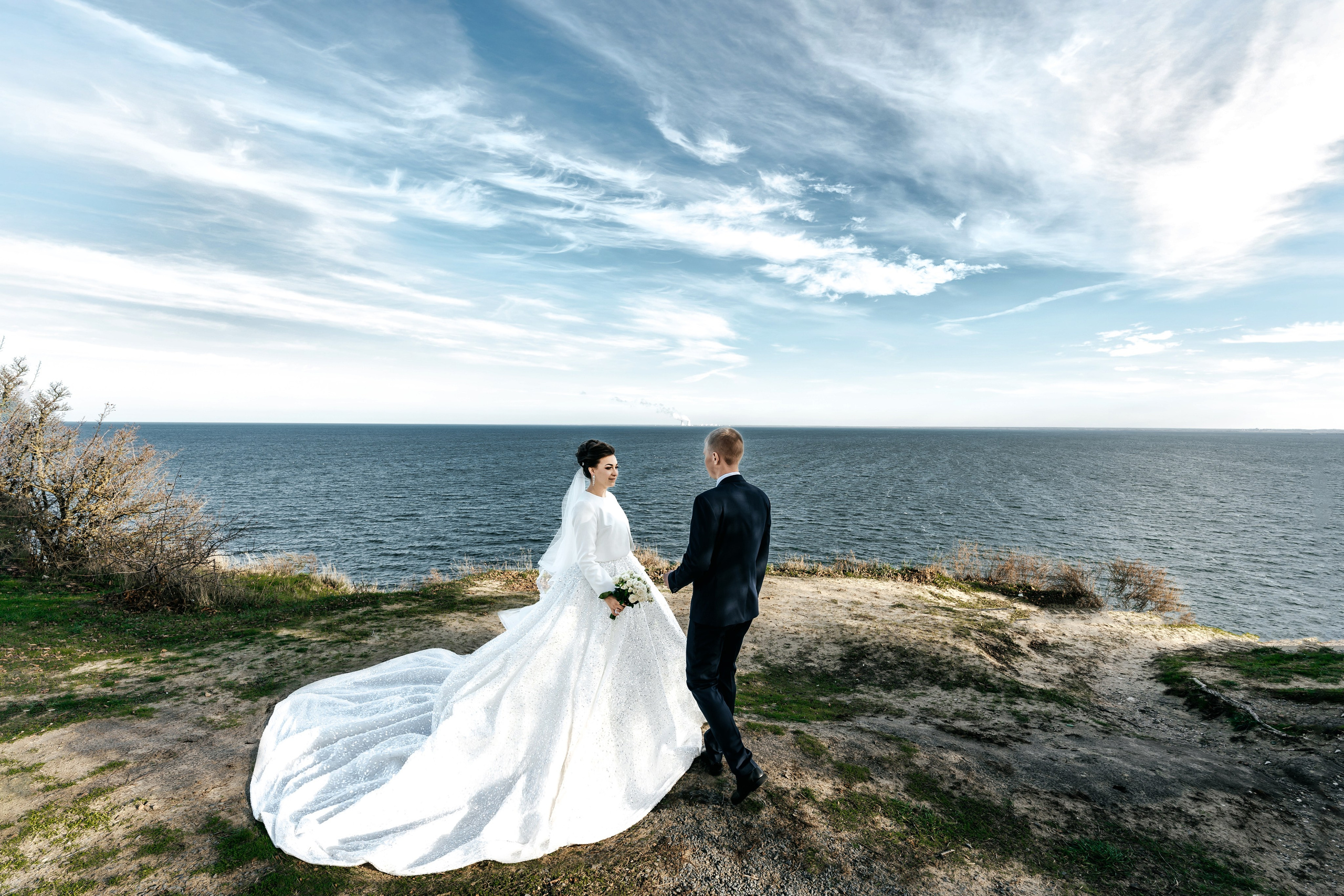 Фотосессия молодых жениха и невесты