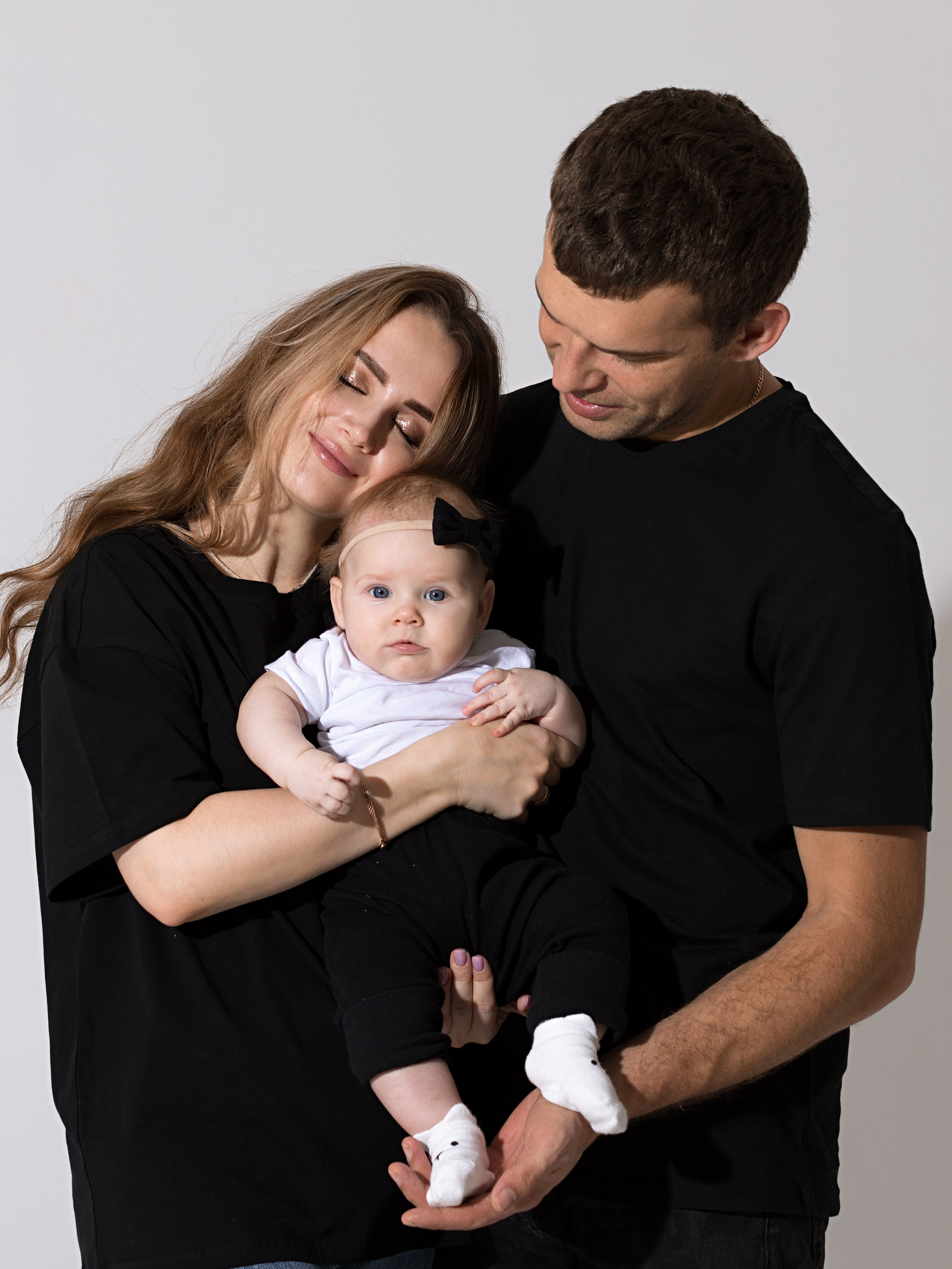 Фото семьи в чёрных футболках