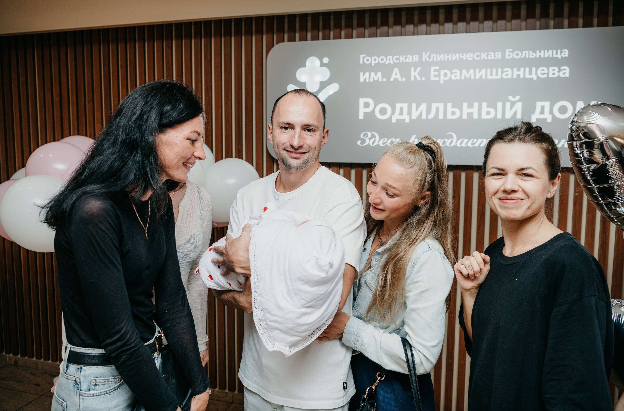 Выписка Софии в ГКБ Ерамишанцева. Фотограф на выписку из роддома в Москве и МО