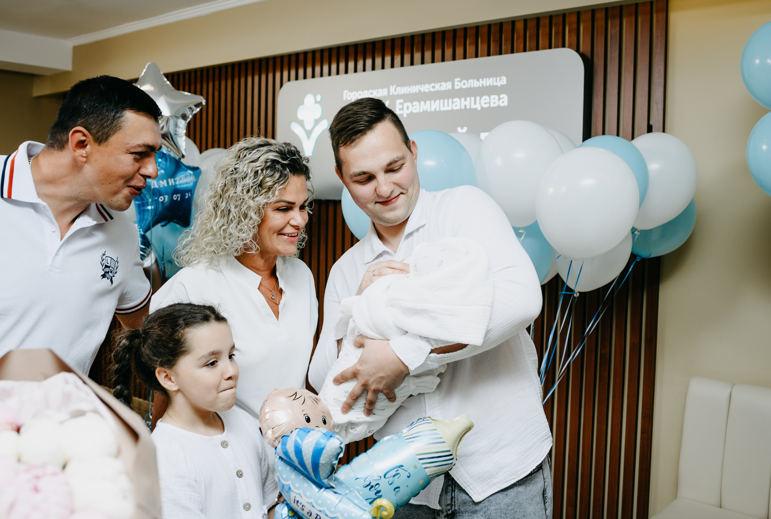 Выписка Дмитрия в ГКБ Ерамишанцева. Фотограф на выписку из роддома в Москве и МО