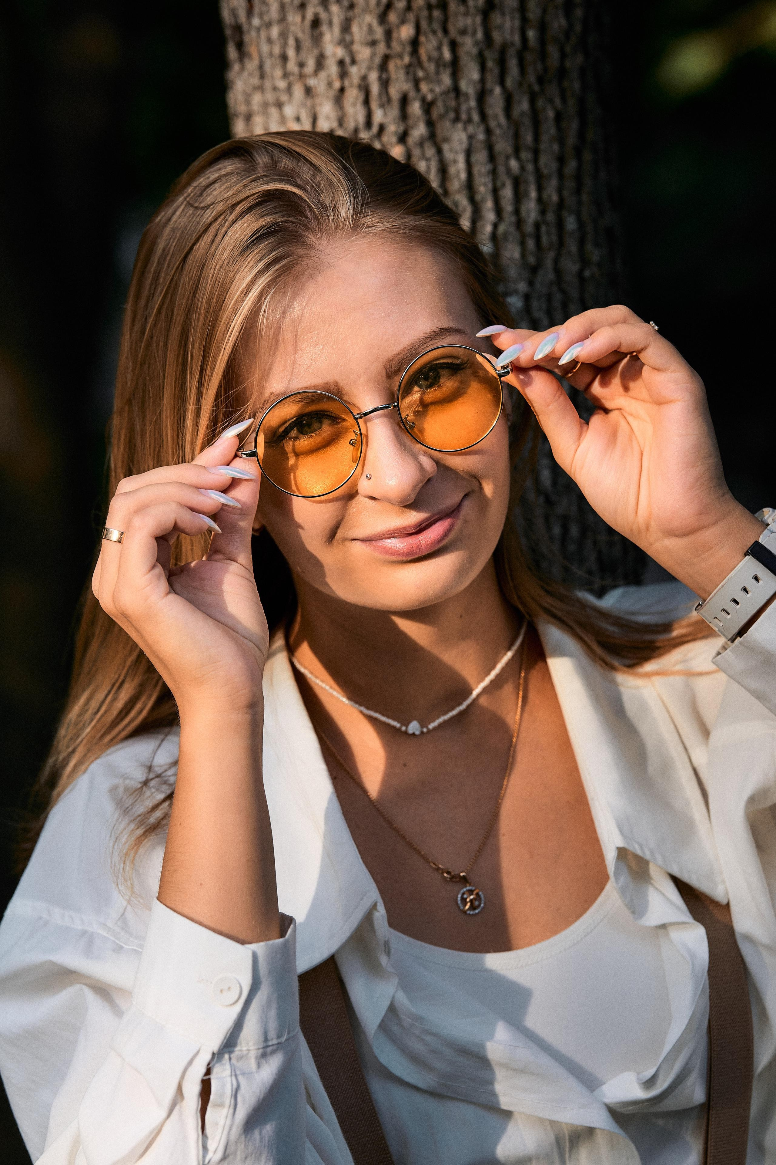 Девушка в жёлтых очках