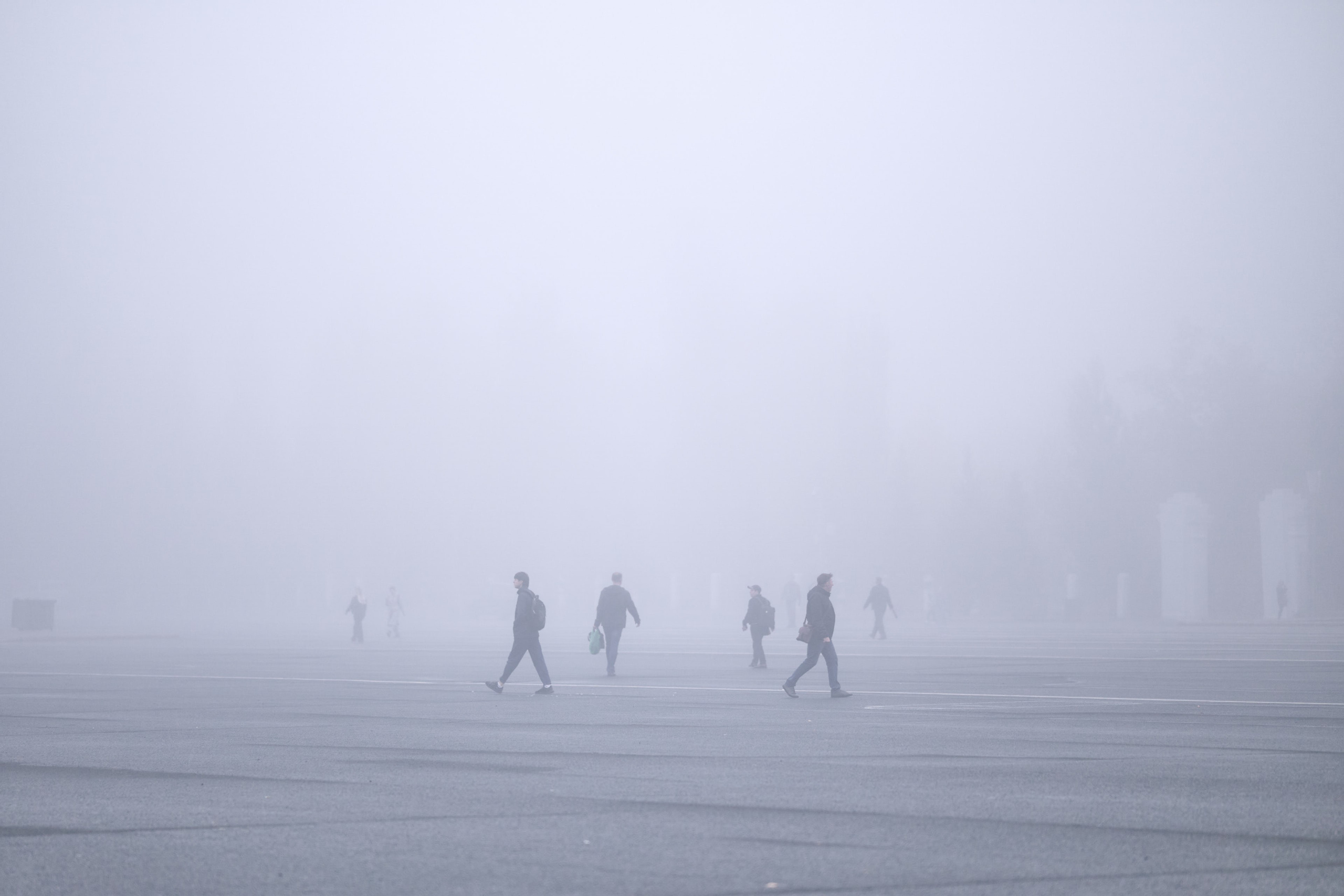 Пешеходы спешат у Самарского академического театра оперы и балета