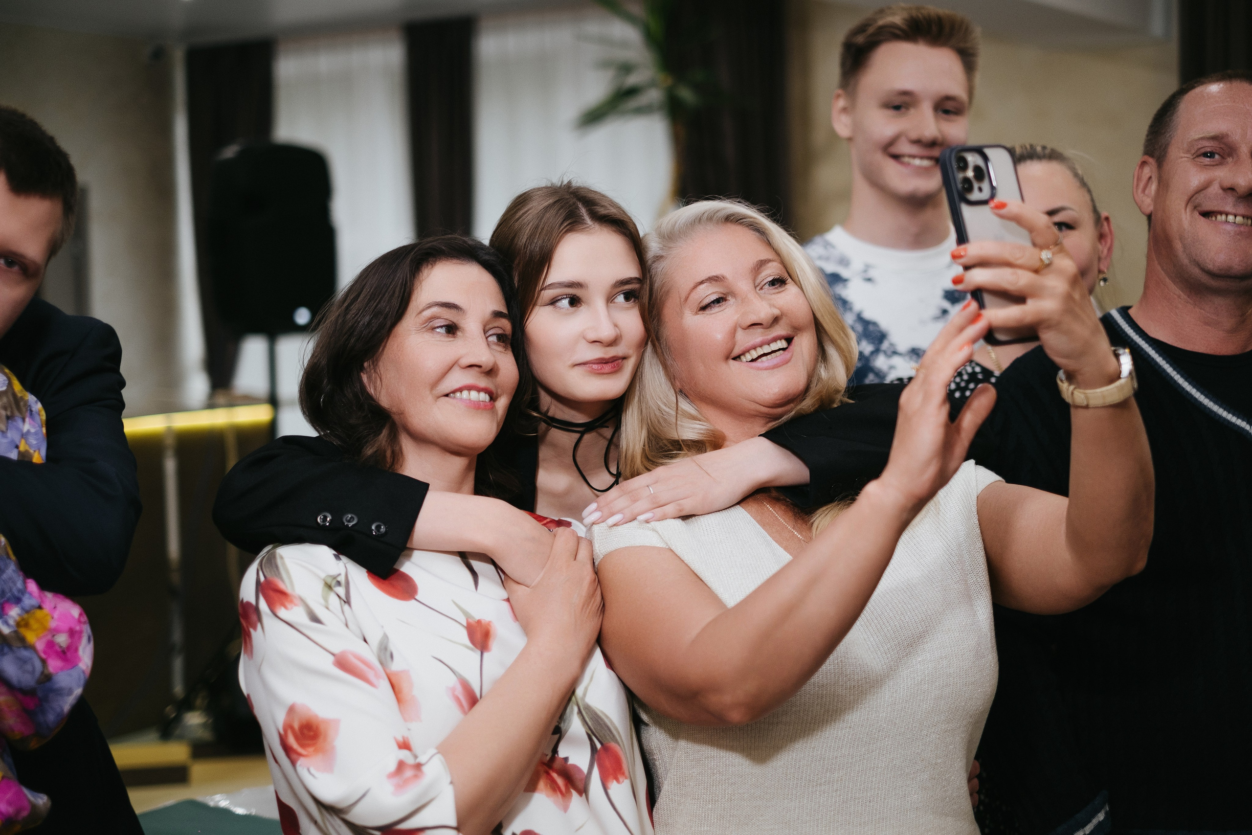 Выпускной 11 класс школы № 30. Свадебный и репортажной фотограф Денис Ожигин в Краснодаре и Краснодарском крае