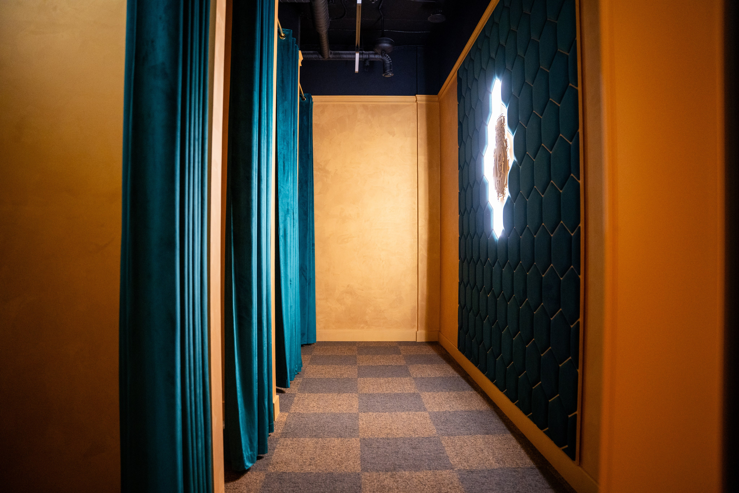 Фотосъемка интерьера стриптиз-клуба Hefner — элитный клуб Краснодара. Интерьерная фотосъемка клуба Hefner в Краснодаре — профессионально. Шедевры для Вас! Фотограф и Видеограф в Краснодаре Пахиев Руслан