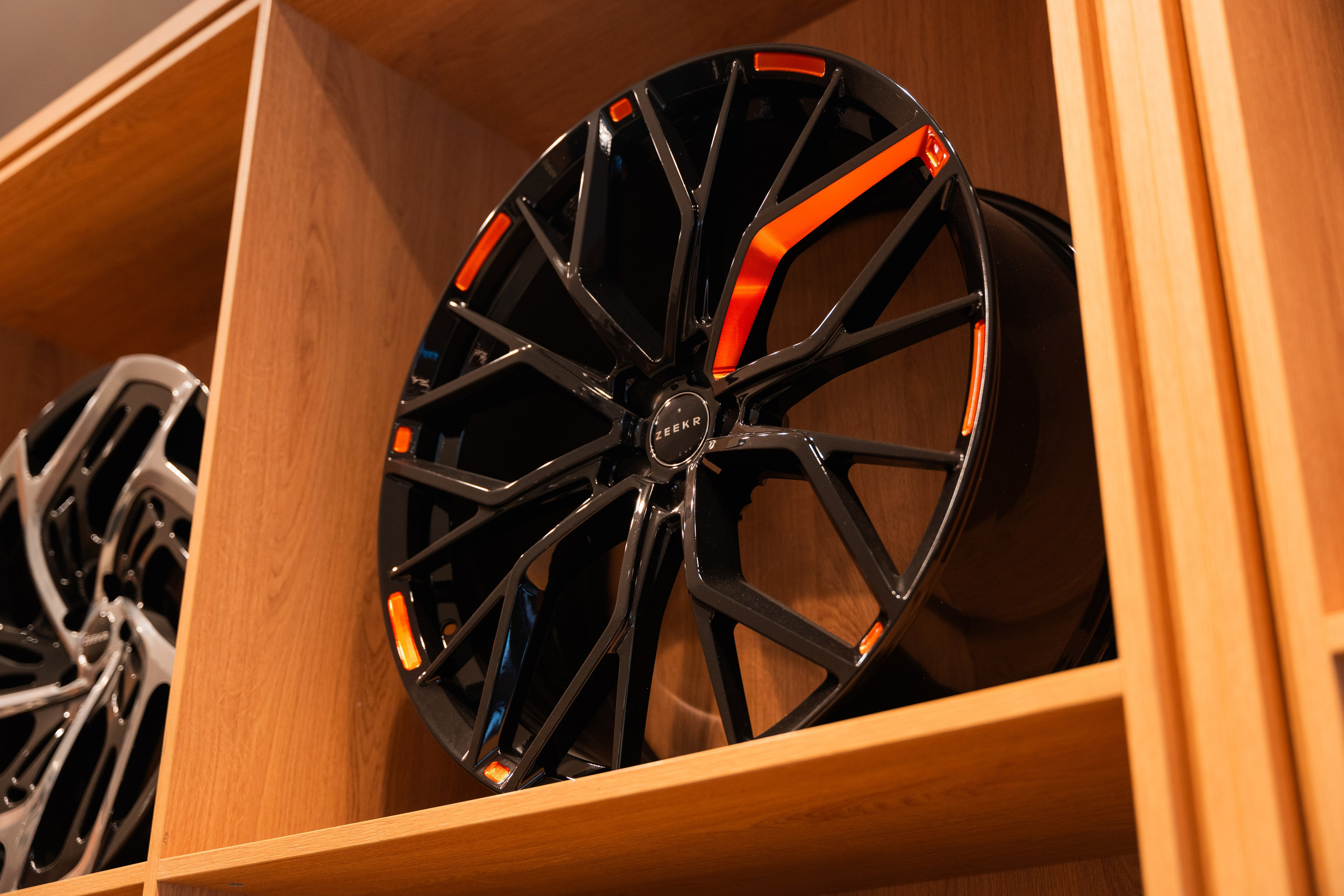 Интерьерная фотосъемка автосалона Elrus в Краснодаре. Zeekr, LiXiang Профессиональная фотосъемка интерьера премиум-автосалона в Краснодаре. Шедевры для Вас! Фотограф и Видеограф в Краснодаре Пахиев Руслан