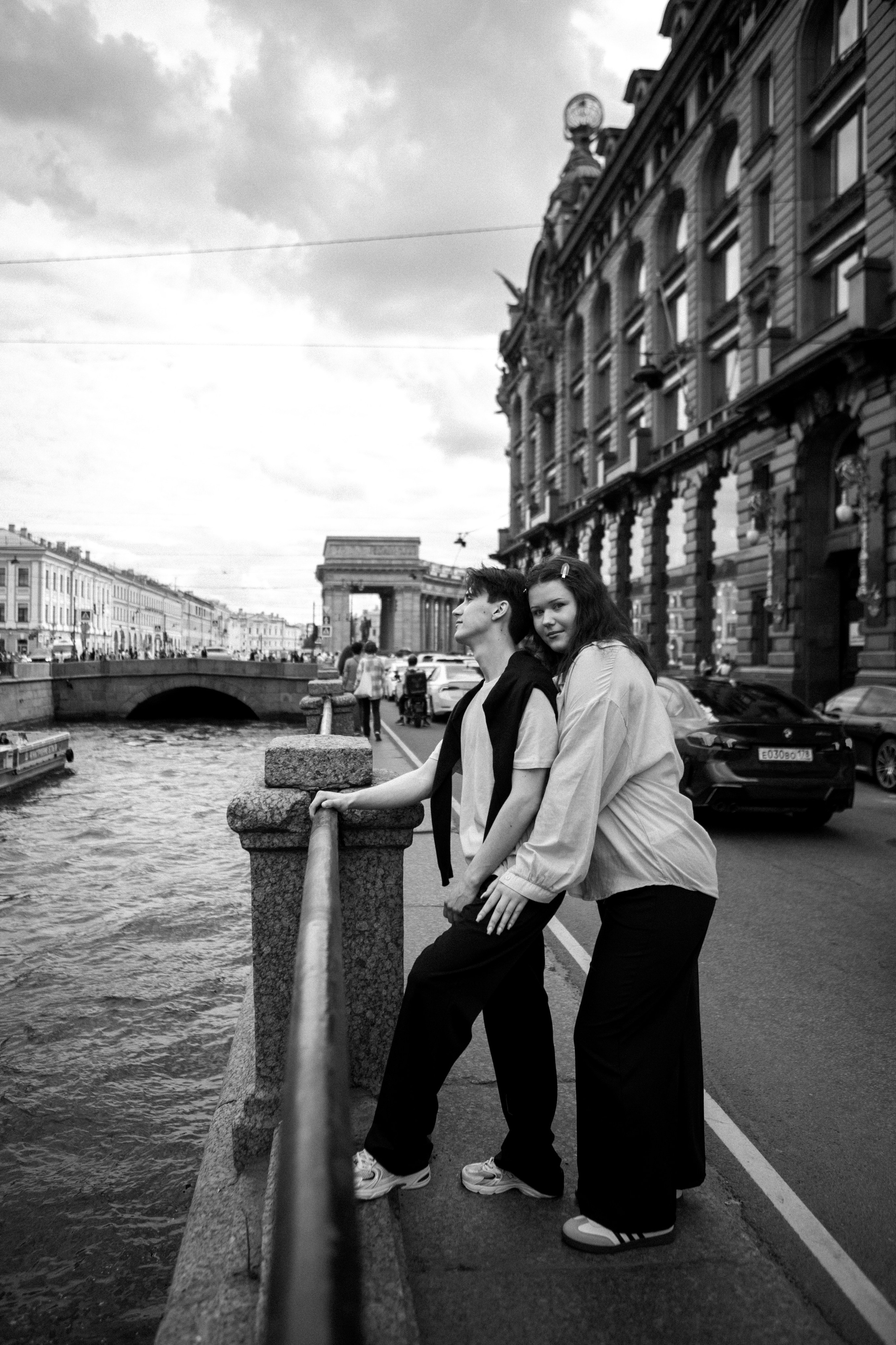 Эстетичная фотосессия лавстори в стиле нуар.