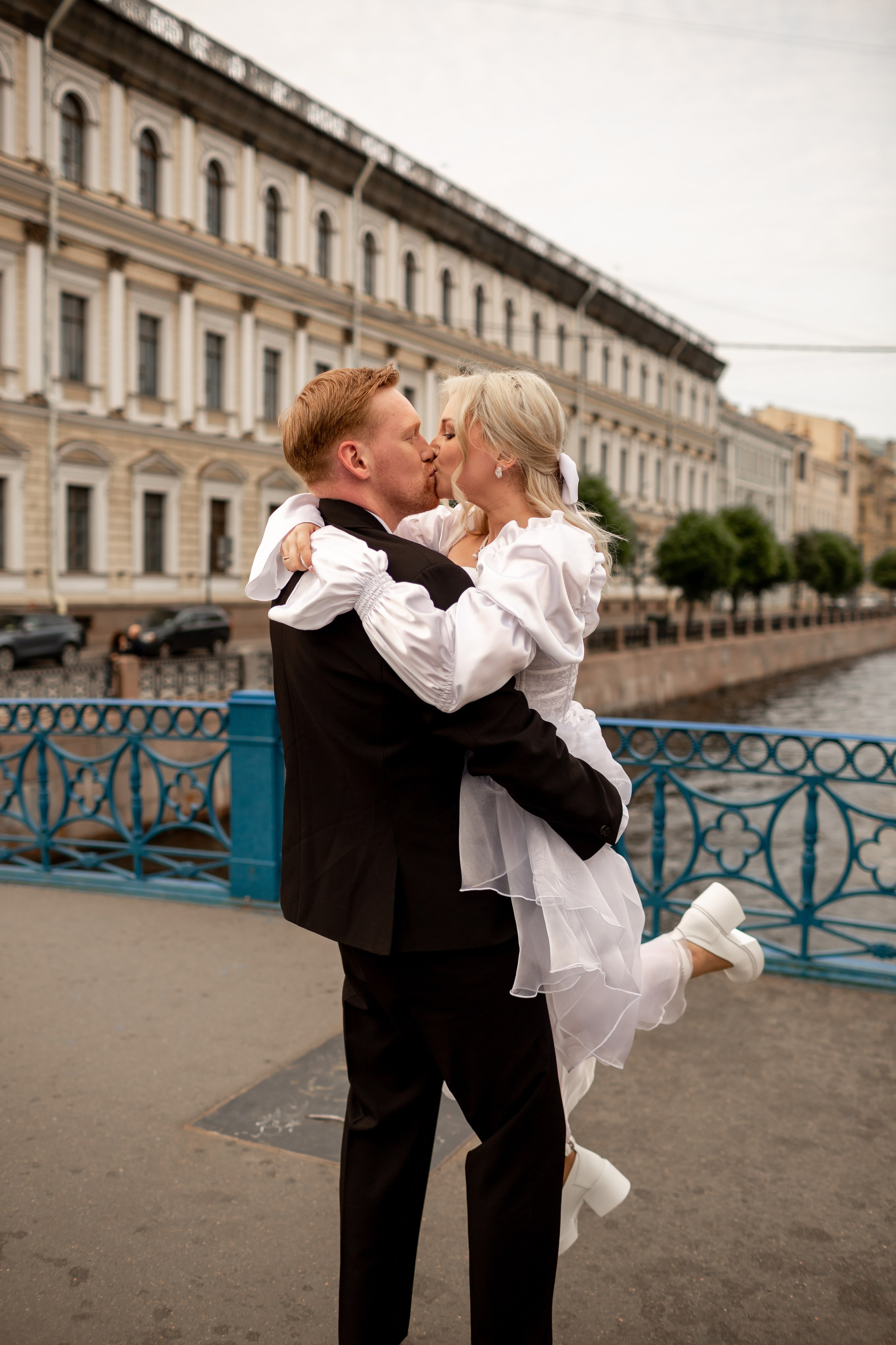 Свадебная фотопрогулка по улицам Петербурга. Свадебный фотограф Кирилл Белый
