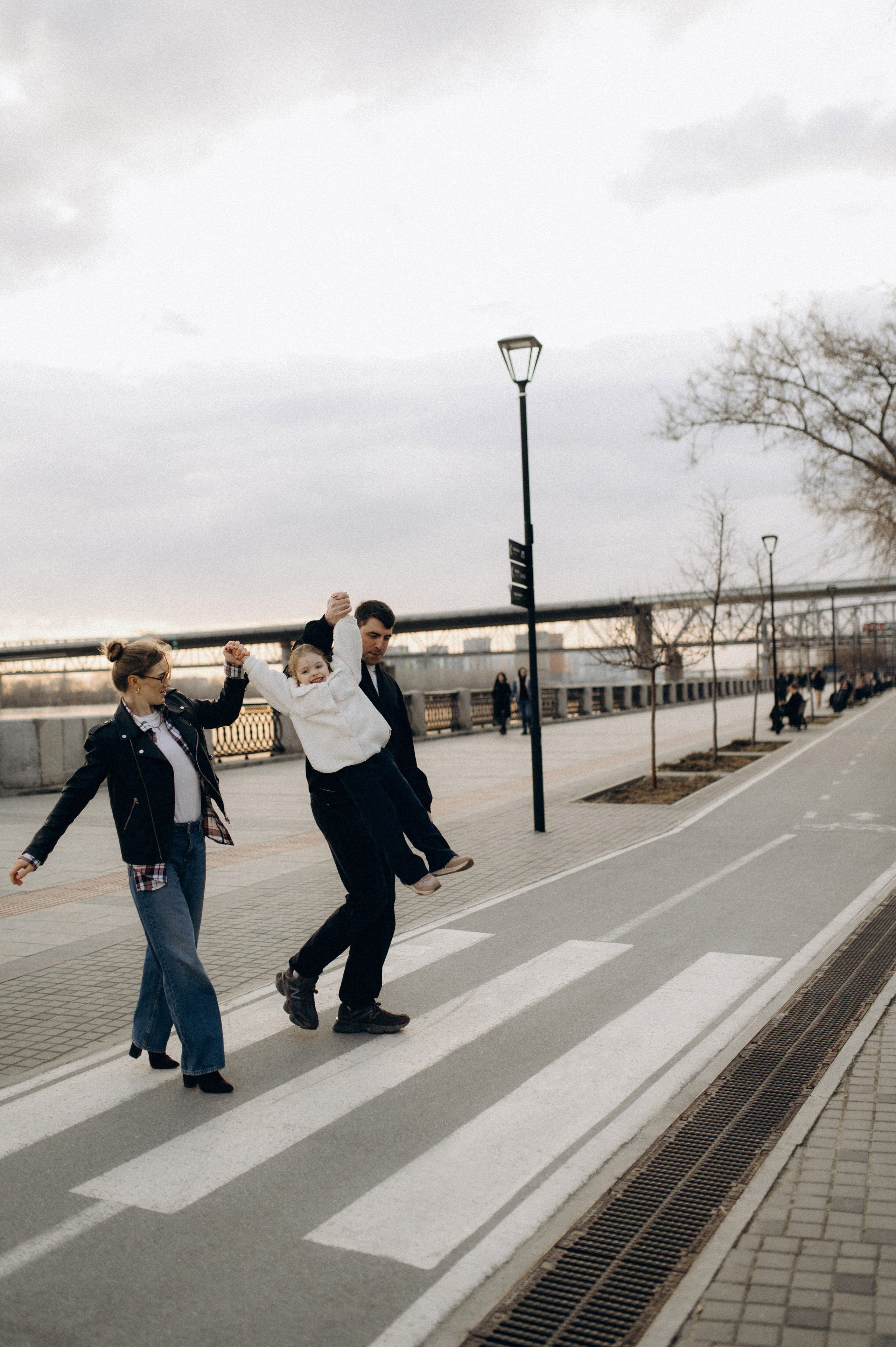 ВЕСЕННЯ ПРОГУЛКА НА НАБЕРЕЖНОЙ. Семейный фотограф в Новосибирске Женя Индрикова