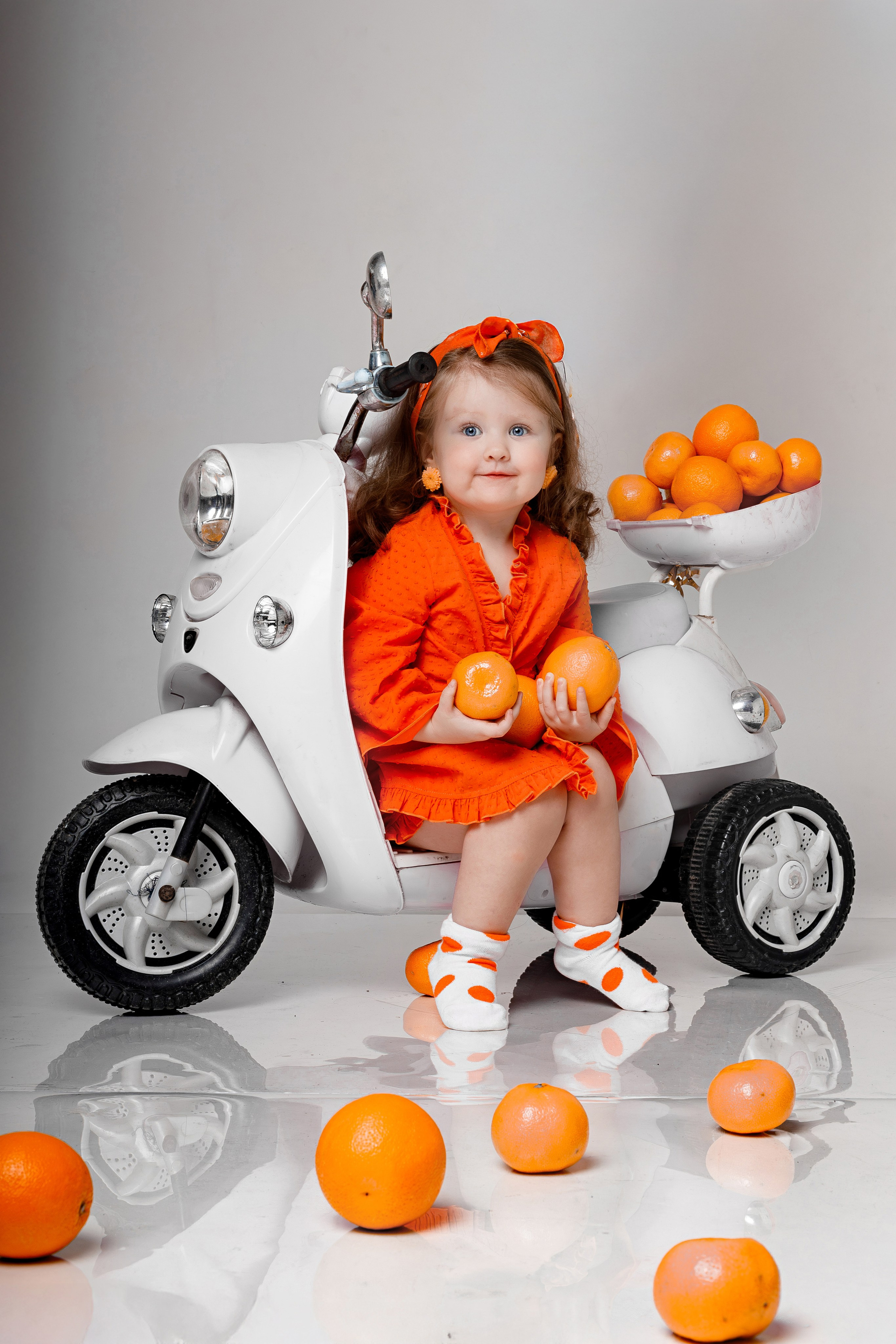 Детская фотосессия с мандаринами в студии в Сочи. Детский студийный фотограф Сочи