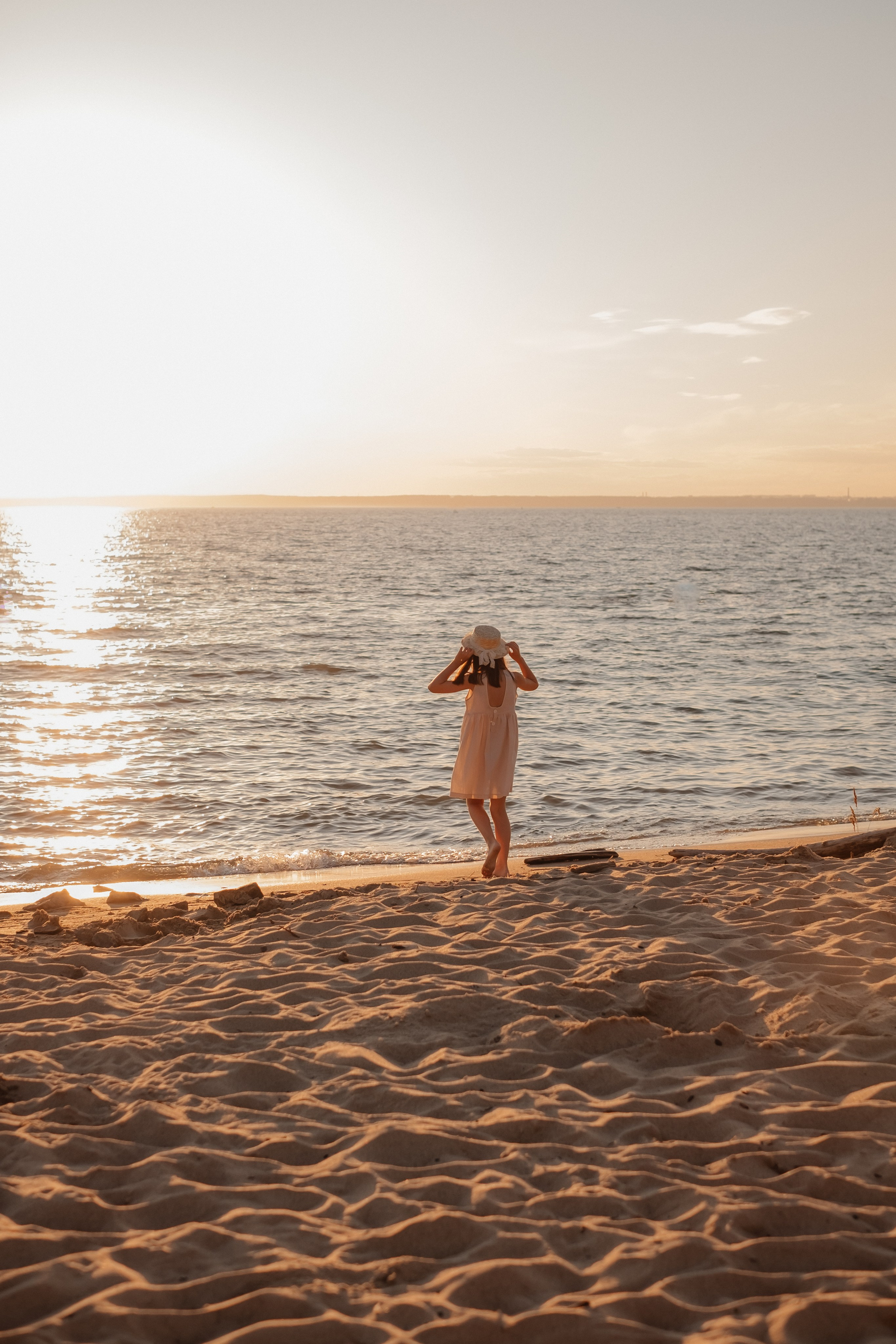 Катя с дочками на берегу. Фотограф в Новосибирске Диана Ильиных