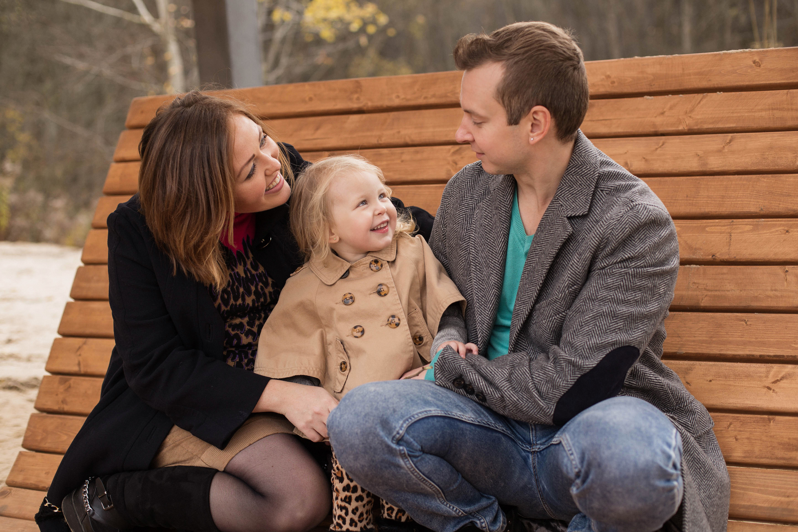 Адель, мама и папа — осенняя фотопрогулка в лесопарке. Fotograf u Crnoj Gori-porodično fotografisanje sa djecom, lovestory, nekretnine