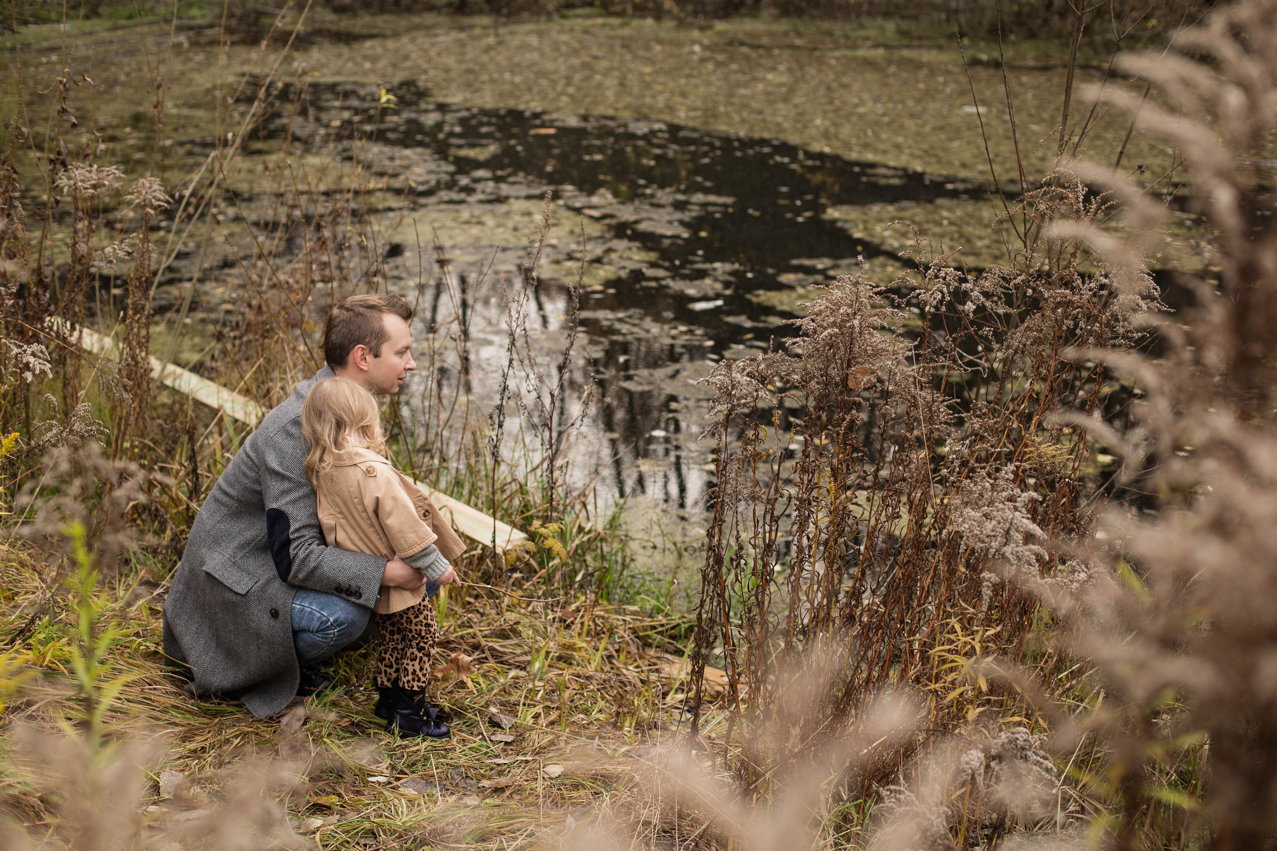 Адель, мама и папа — осенняя фотопрогулка в лесопарке. Fotograf u Crnoj Gori-porodično fotografisanje sa djecom, lovestory, nekretnine