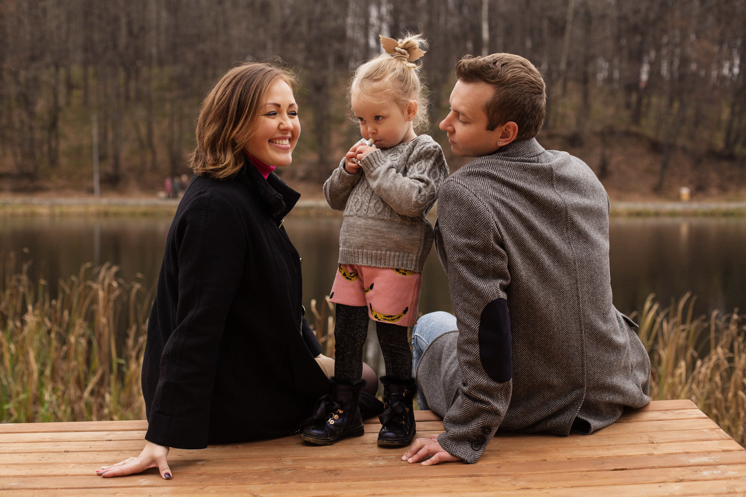 Адель, мама и папа — осенняя фотопрогулка в лесопарке. Fotograf u Crnoj Gori-porodično fotografisanje sa djecom, lovestory, nekretnine