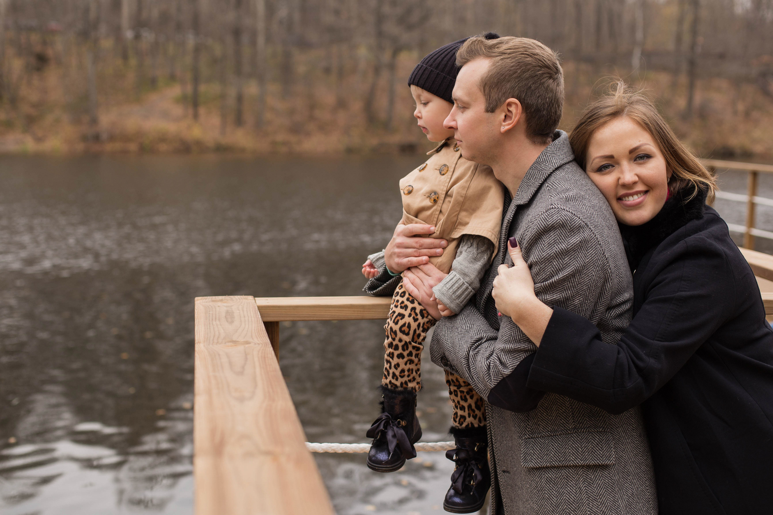 Адель, мама и папа — осенняя фотопрогулка в лесопарке. Fotograf u Crnoj Gori-porodično fotografisanje sa djecom, lovestory, nekretnine