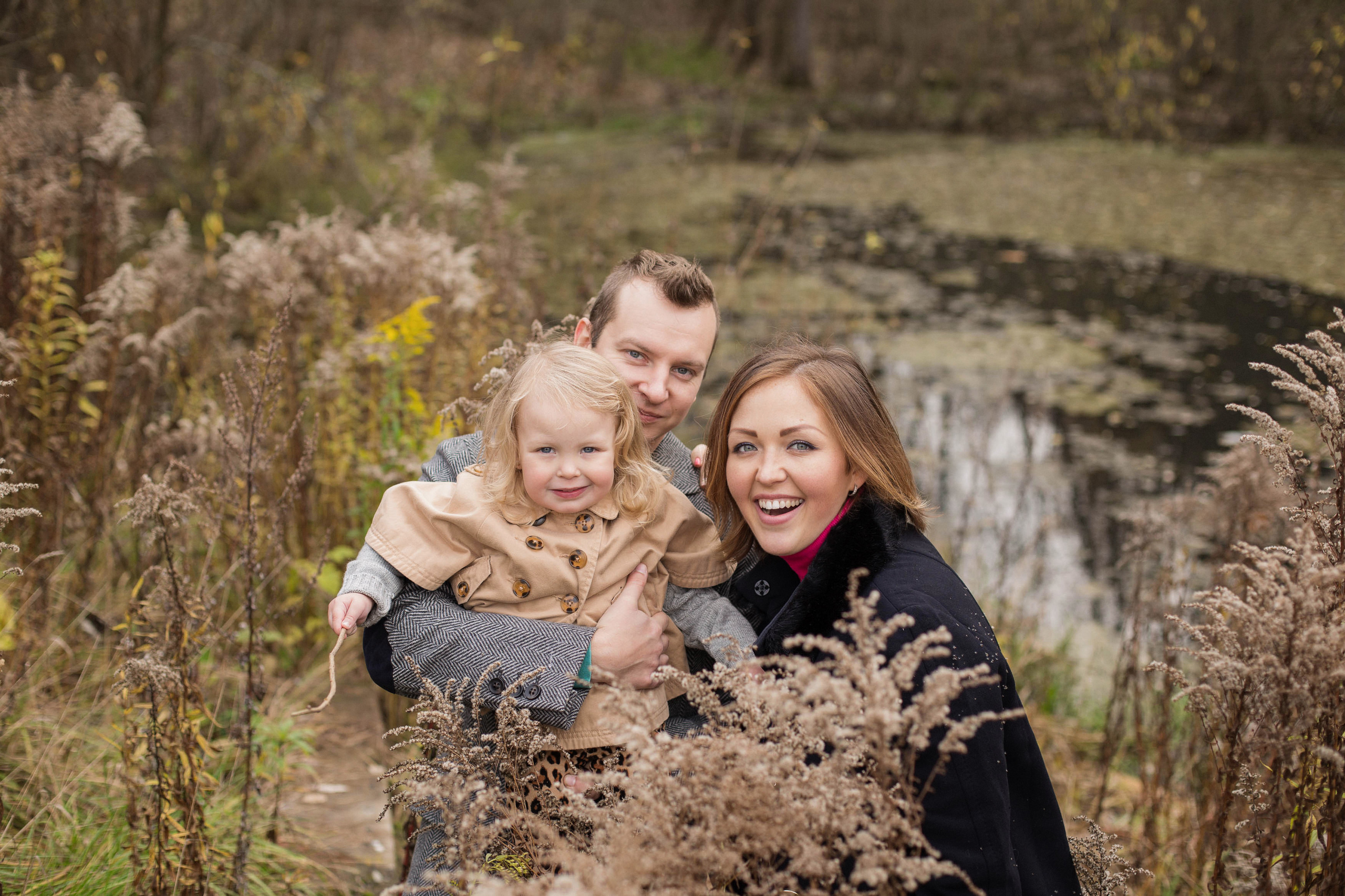 Адель, мама и папа — осенняя фотопрогулка в лесопарке. Fotograf u Crnoj Gori-porodično fotografisanje sa djecom, lovestory, nekretnine