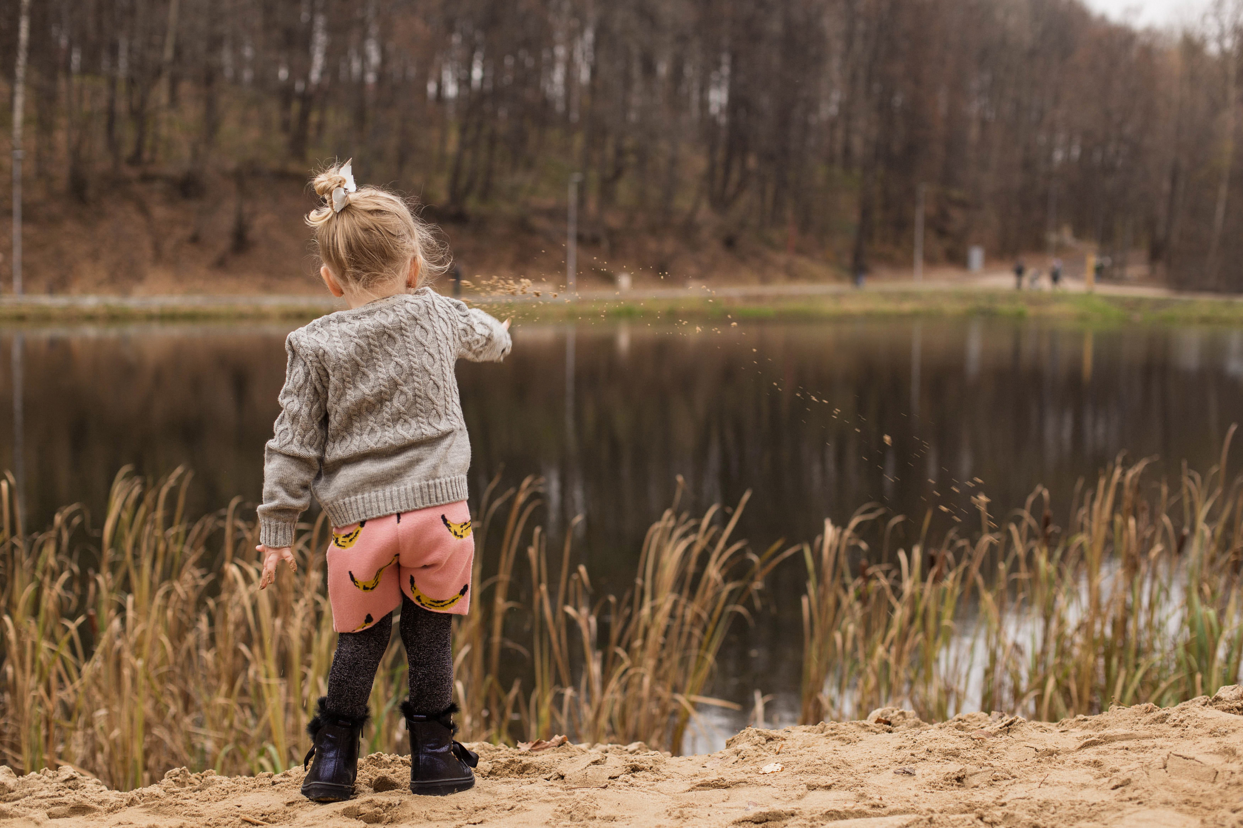 Адель, мама и папа — осенняя фотопрогулка в лесопарке. Fotograf u Crnoj Gori-porodično fotografisanje sa djecom, lovestory, nekretnine