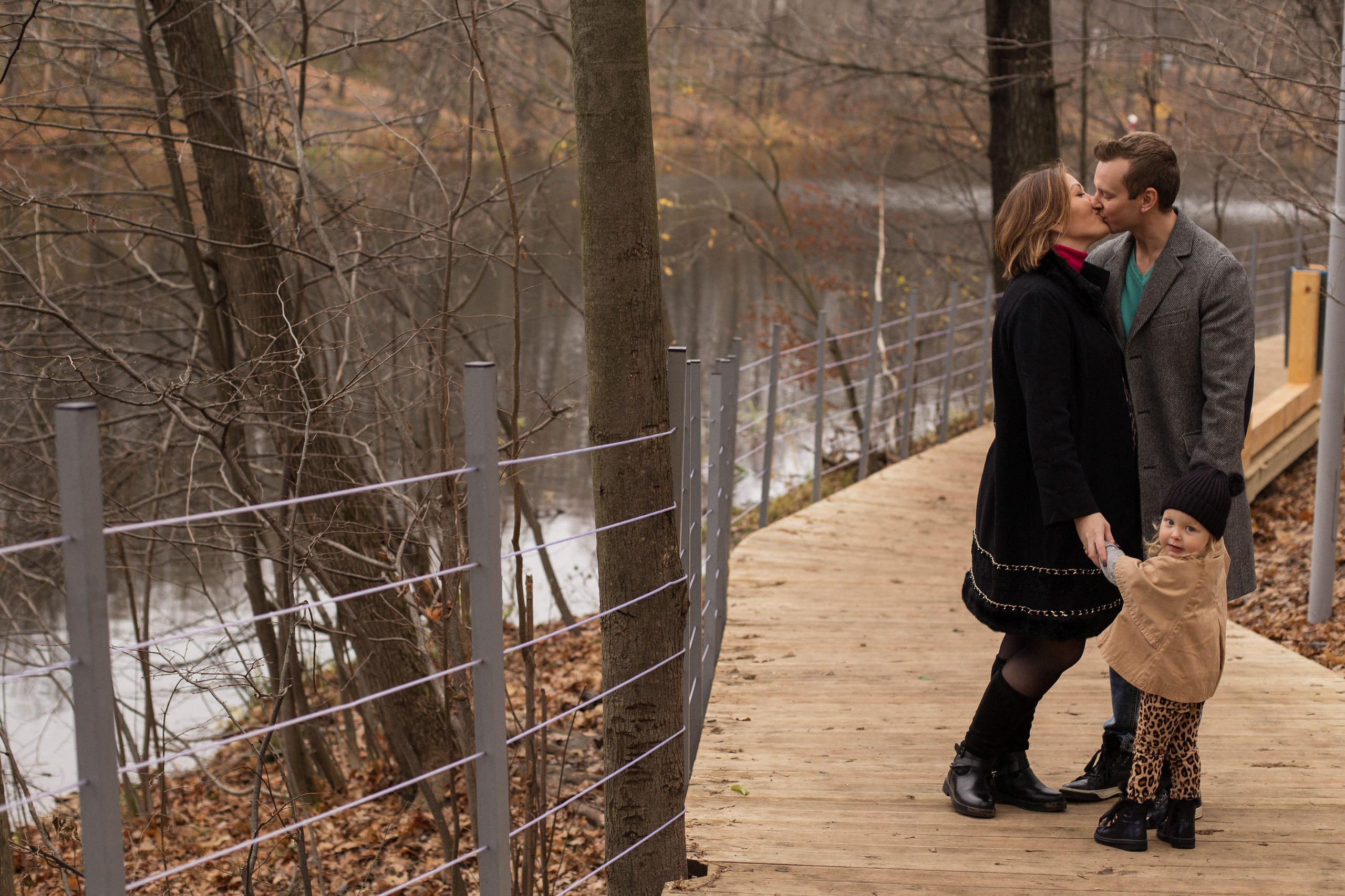 Адель, мама и папа — осенняя фотопрогулка в лесопарке. Fotograf u Crnoj Gori-porodično fotografisanje sa djecom, lovestory, nekretnine