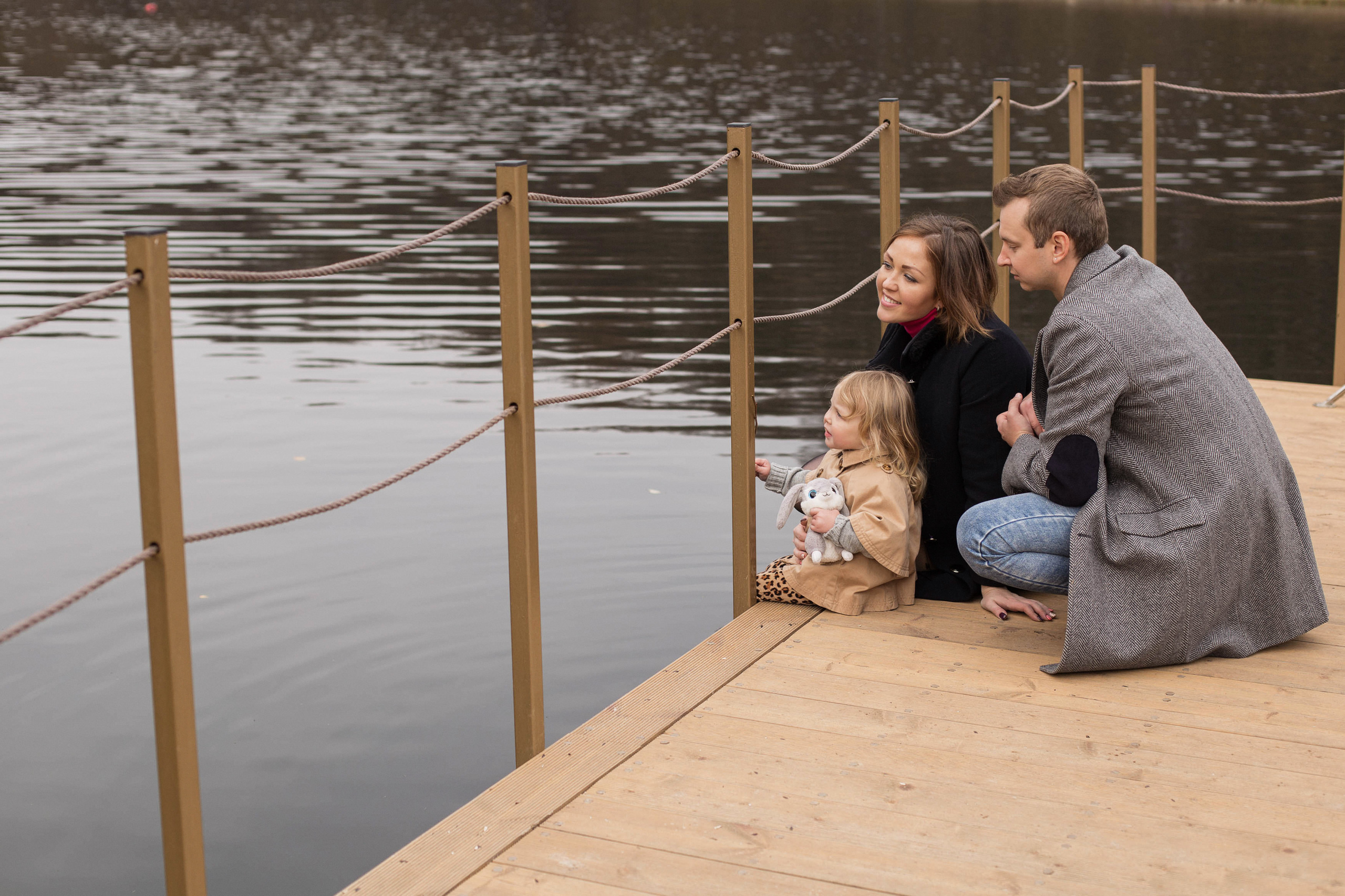 Адель, мама и папа — осенняя фотопрогулка в лесопарке. Fotograf u Crnoj Gori-porodično fotografisanje sa djecom, lovestory, nekretnine
