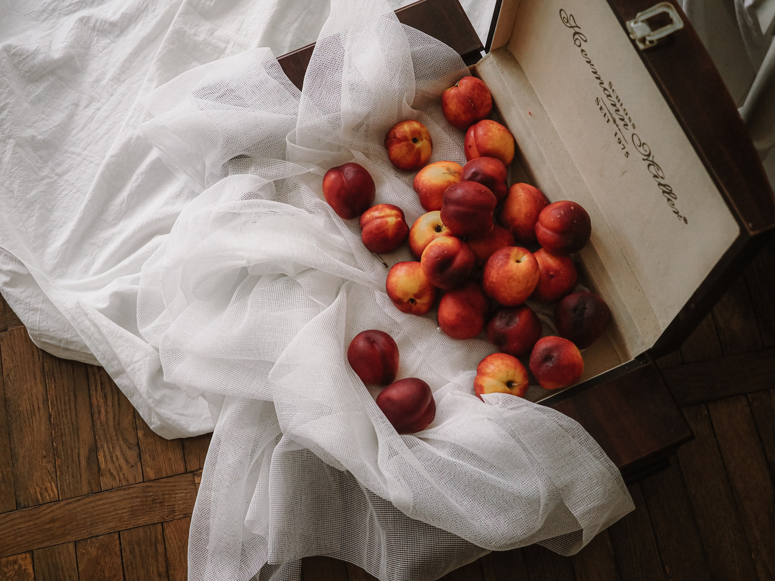 Утро и аромат персиков. Фотограф Рязань. Семейный Свадебный фотограф