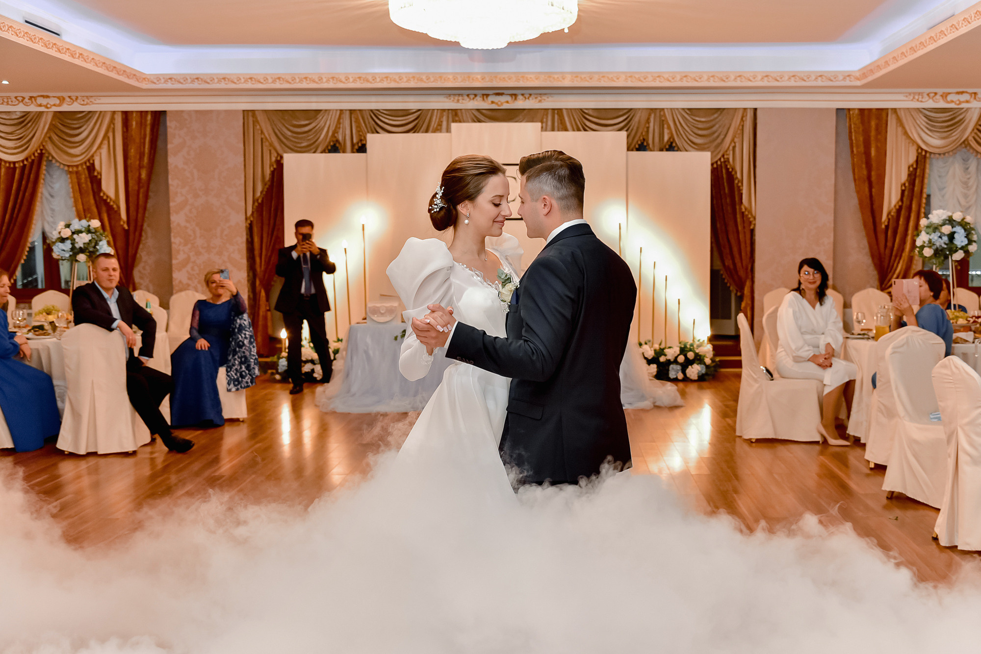 молодые танцуют